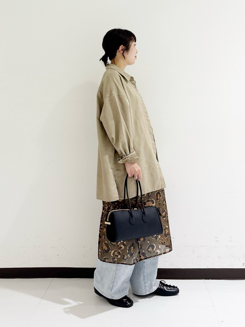 ベージュ系のシャツ/ブラウス、ブラック系のショルダーバッグ、グリーン系のスカートを着用したレディースの秋コーディネートの4枚目の写真