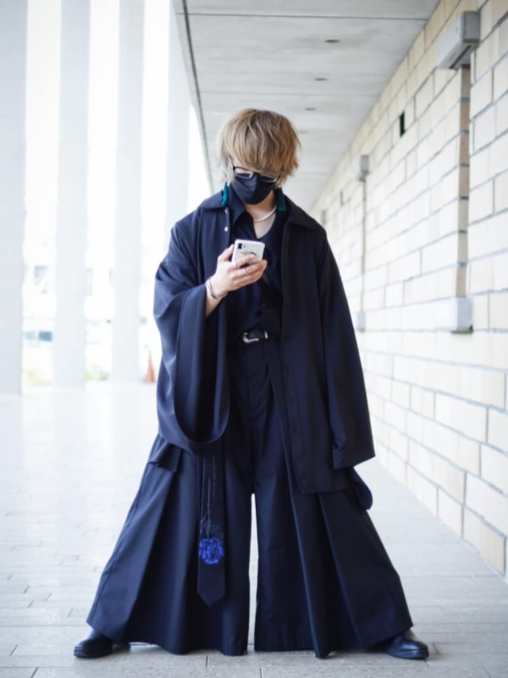 「モード、モード系、和装、和服、和風、和モード、Aライン、ハカマパンツ、袴、袴パンツ、ネクタイ、ネクタイコーデ、黒コーデ、オールブラック、ブラックコーデ」|「HAREのレザーウエスタンベルト(HARE)(ベルト、ブラック系)」を使った、reiyaさん(メンズ・160cm)の夏コーディネートの2枚目の写真