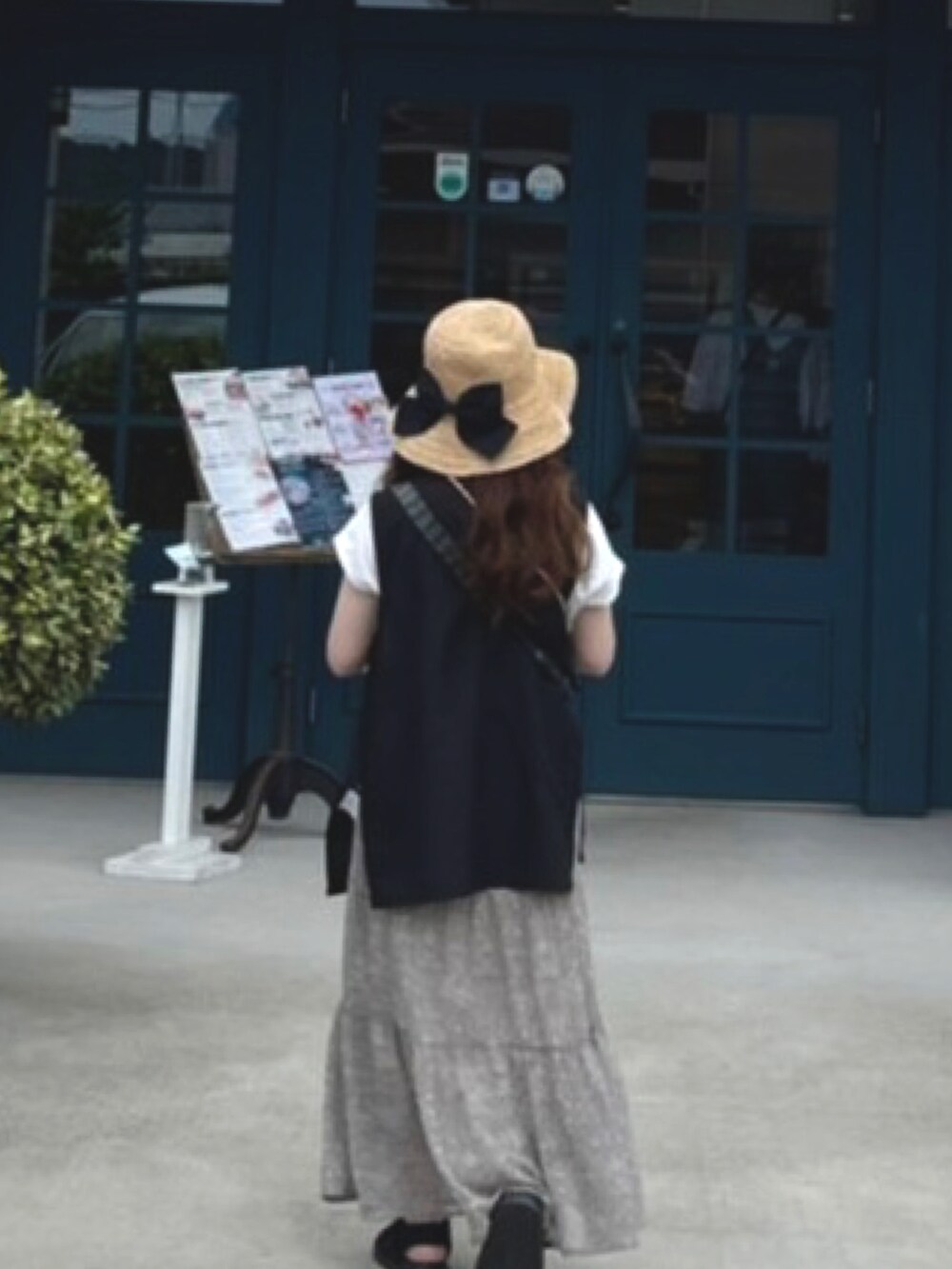 グレー系のスカート、ブラック系のサンダル、ブラック系のジャケット/アウターを着用したレディースの夏コーディネートの3枚目の写真