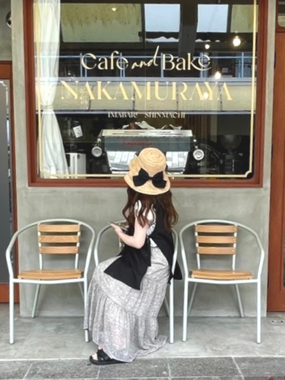 グレー系のスカート、ブラック系のサンダル、ブラック系のジャケット/アウターを着用したレディースの夏コーディネートの4枚目の写真