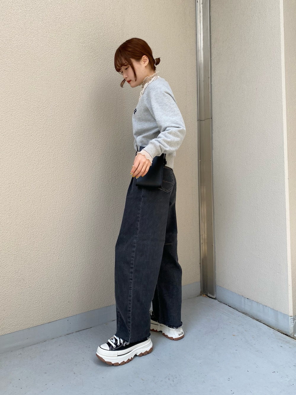 「ファッションを楽しもう、大人カジュアル、休日スタイル、お出かけコーデ、パンツスタイル、ブラック、モノトーン、厚底シューズ、スニーカー、ショルダーバッグ、デニム、スウェット」|「Ray BEAMSのRay BEAMS / ダブル フリル パール ネックレス(ネックレス、ホワイト系)」を使った、木村 星南(せな)さん(レディース・162cm)の秋コーディネートの2枚目の写真