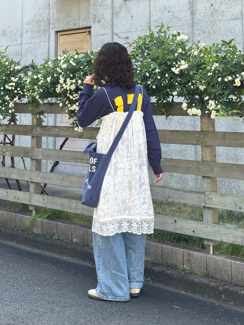 ブルー系のTシャツ/カットソー、ブルー系のトートバッグ、ホワイト系のワンピースを着用したレディースの春コーディネートの2枚目の写真