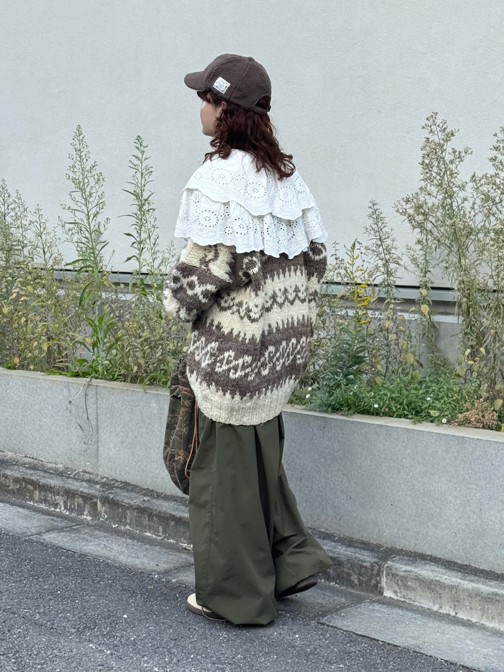 ホワイト系のカーディガン/ボレロ、グリーン系のカーゴパンツ、ベージュ系のスニーカーを着用したレディースの秋コーディネートの2枚目の写真