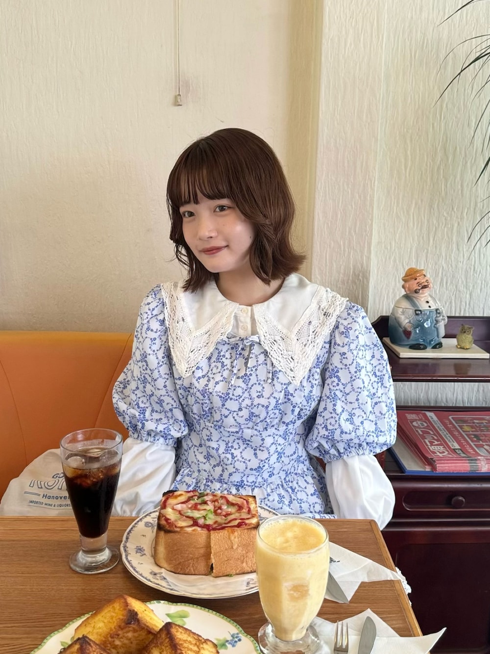 「レイヤードスタイル、秋コーデ、休日スタイル、お出かけコーデ、ワンピース、デートコーデ、古着MIX、トートバッグ」｜「niko and...の[MODE NORM CORE(モードノームコア)]レースカラー2WAYブラウス（シャツ/ブラウス、ホワイト系）」を使った、木村 星南（せな）さん（レディース・162cm）の秋コーディネートの3枚目の写真