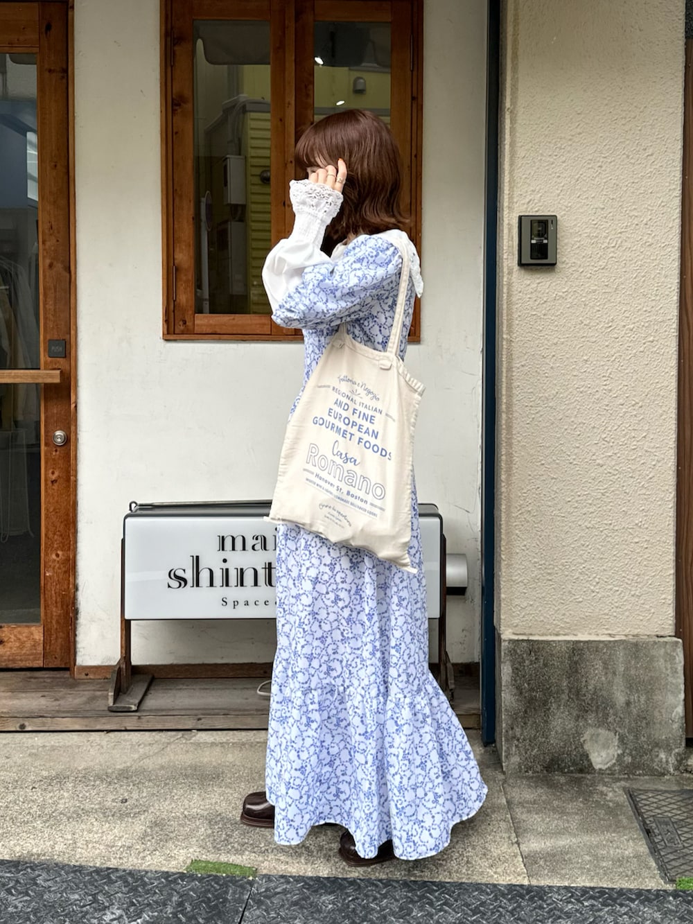 「レイヤードスタイル、秋コーデ、休日スタイル、お出かけコーデ、ワンピース、デートコーデ、古着MIX、トートバッグ」｜「niko and...の[MODE NORM CORE(モードノームコア)]レースカラー2WAYブラウス（シャツ/ブラウス、ホワイト系）」を使った、木村 星南（せな）さん（レディース・162cm）の秋コーディネートの2枚目の写真