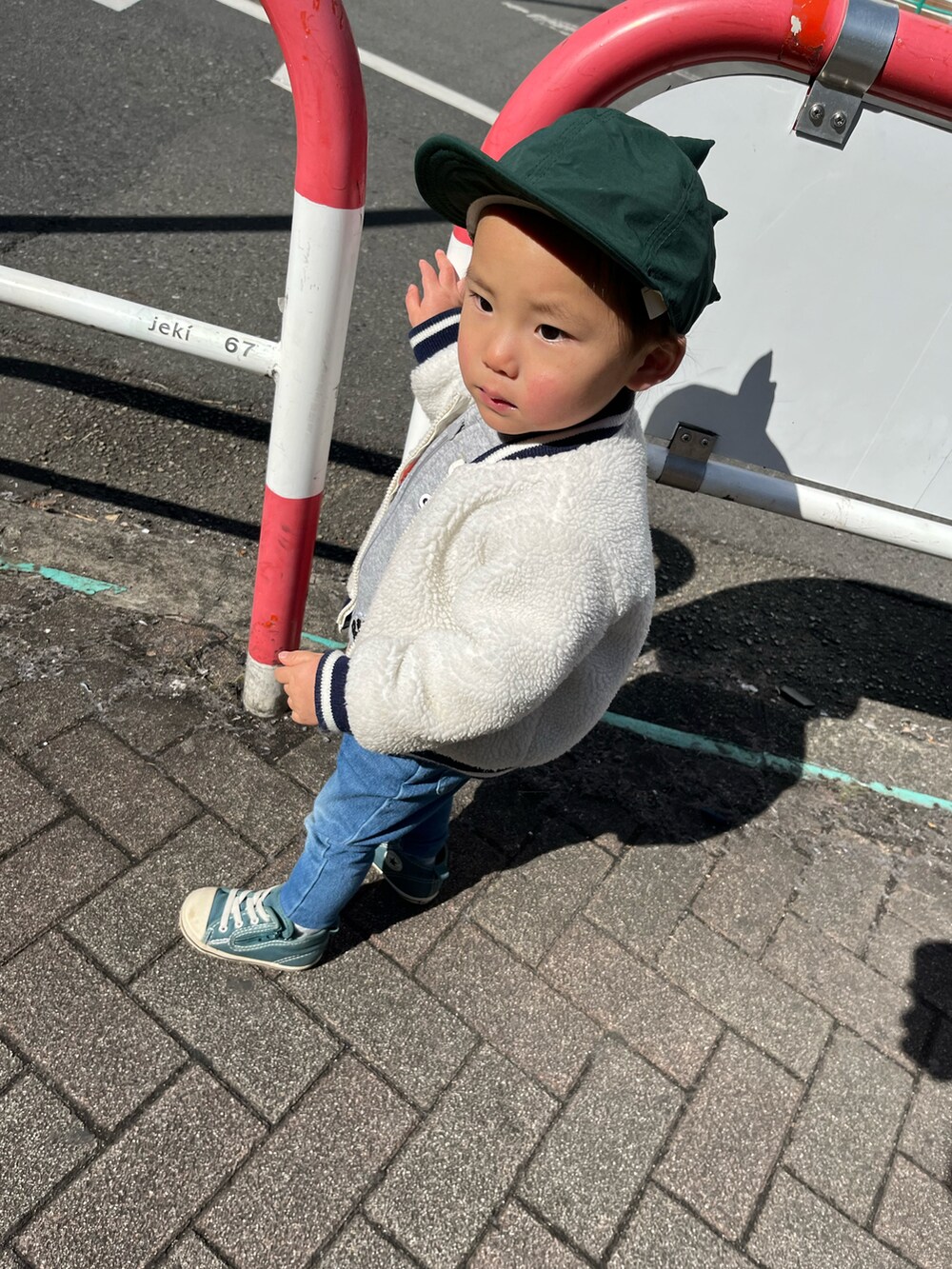 「キッズファッション、カジュアル、男の子コーデ、男の子、ストリート、お出かけコーデ、コンバース、スニーカー」｜「14+のKIDS恐竜キャップ（キャップ、グリーン系）」を使った、tao2020さん（キッズ・80cm）の春コーディネートの2枚目の写真