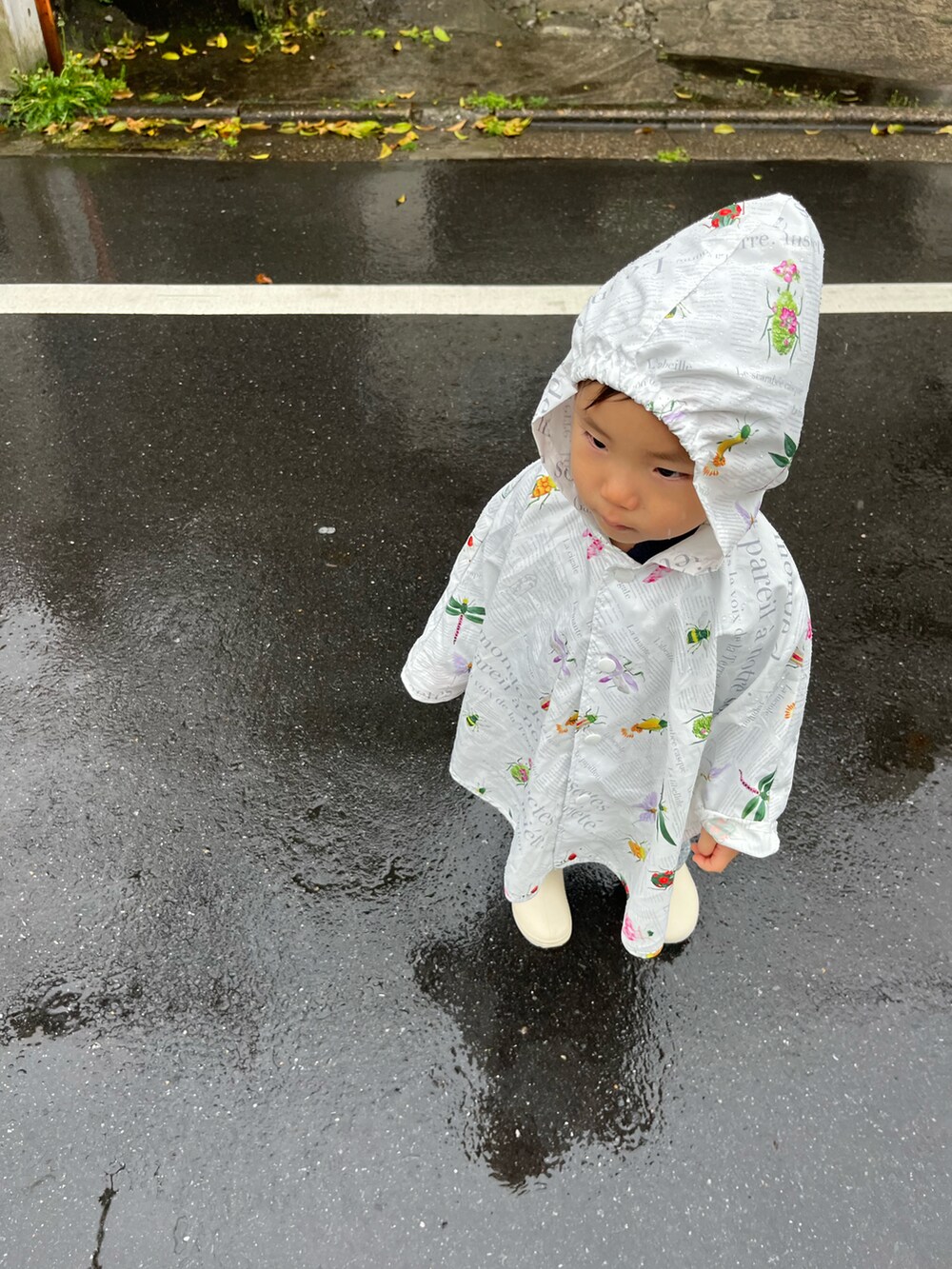 「ootd、男の子、カジュアルコーデ、おとこのこ、雨の日コーデ、長靴、kids、2歳、80cm」｜「INSECT COLLECTIONのアイテム（ポンチョ、ホワイト系）」を使った、tao2020さん（キッズ・80cm）の春コーディネートの3枚目の写真