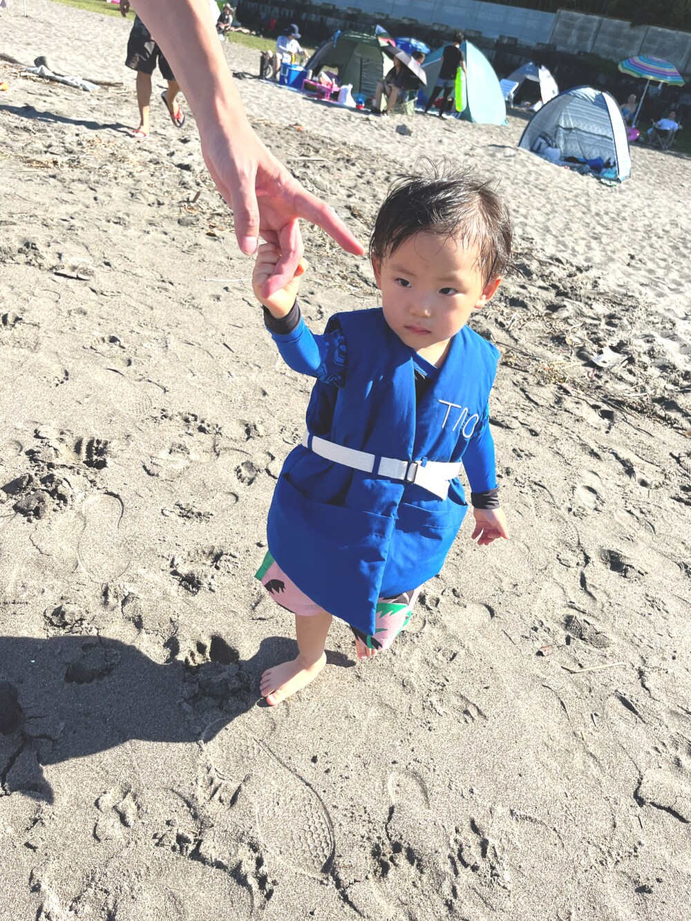 「ベスト、キッズファッション、2歳、夏コーデ、海、海コーデ、カジュアル、カラーコーデ、ラッシュガード、ライフジャケット」｜「The animals observatoryのアイテム（スイムグッズ、ブルー系）」を使った、tao2020さん（キッズ・80cm）の夏コーディネートの2枚目の写真