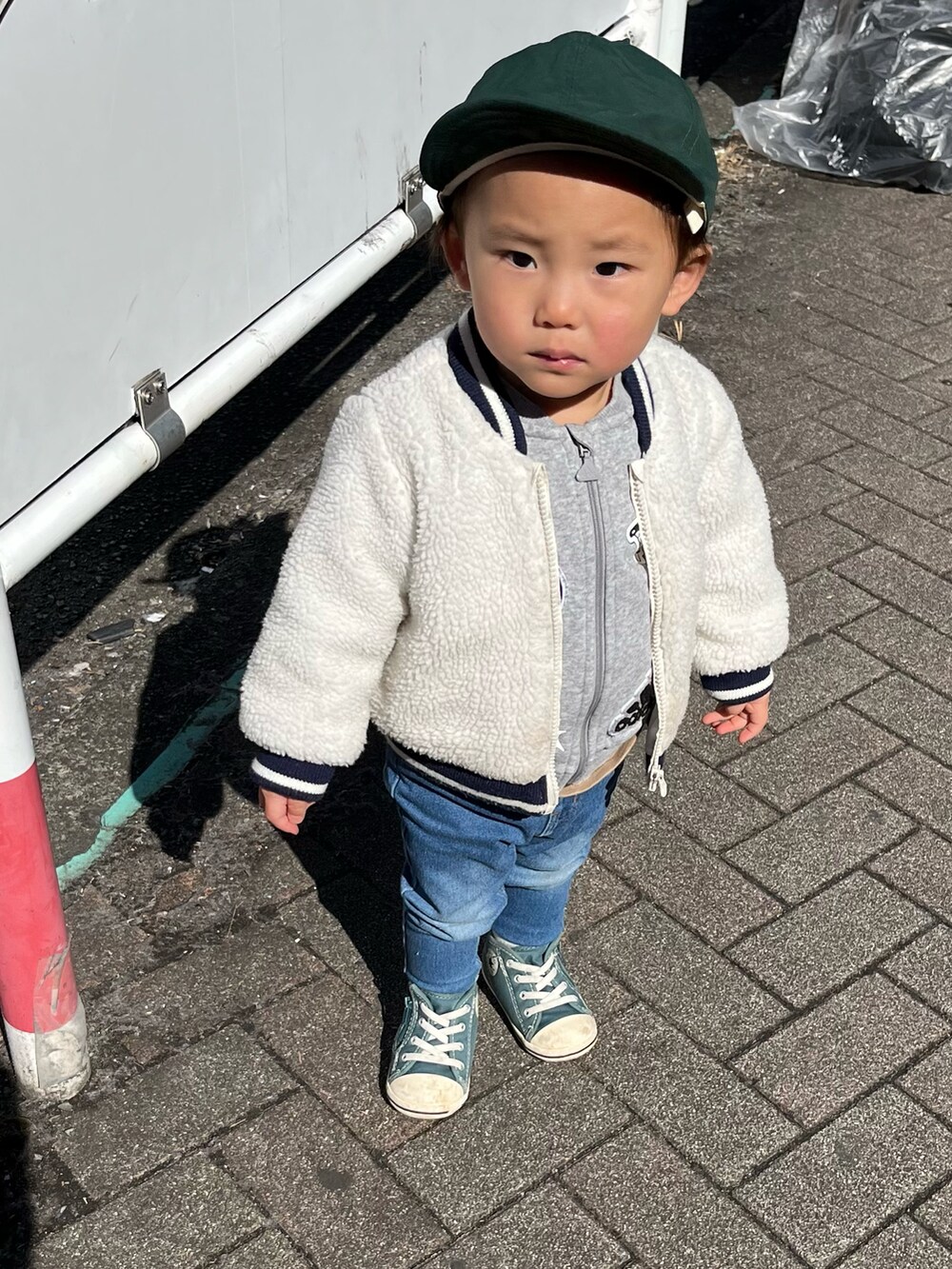 「キッズファッション、カジュアル、男の子コーデ、男の子、ストリート、お出かけコーデ、コンバース、スニーカー」｜「14+のKIDS恐竜キャップ（キャップ、グリーン系）」を使った、tao2020さん（キッズ・80cm）の春コーディネートの3枚目の写真