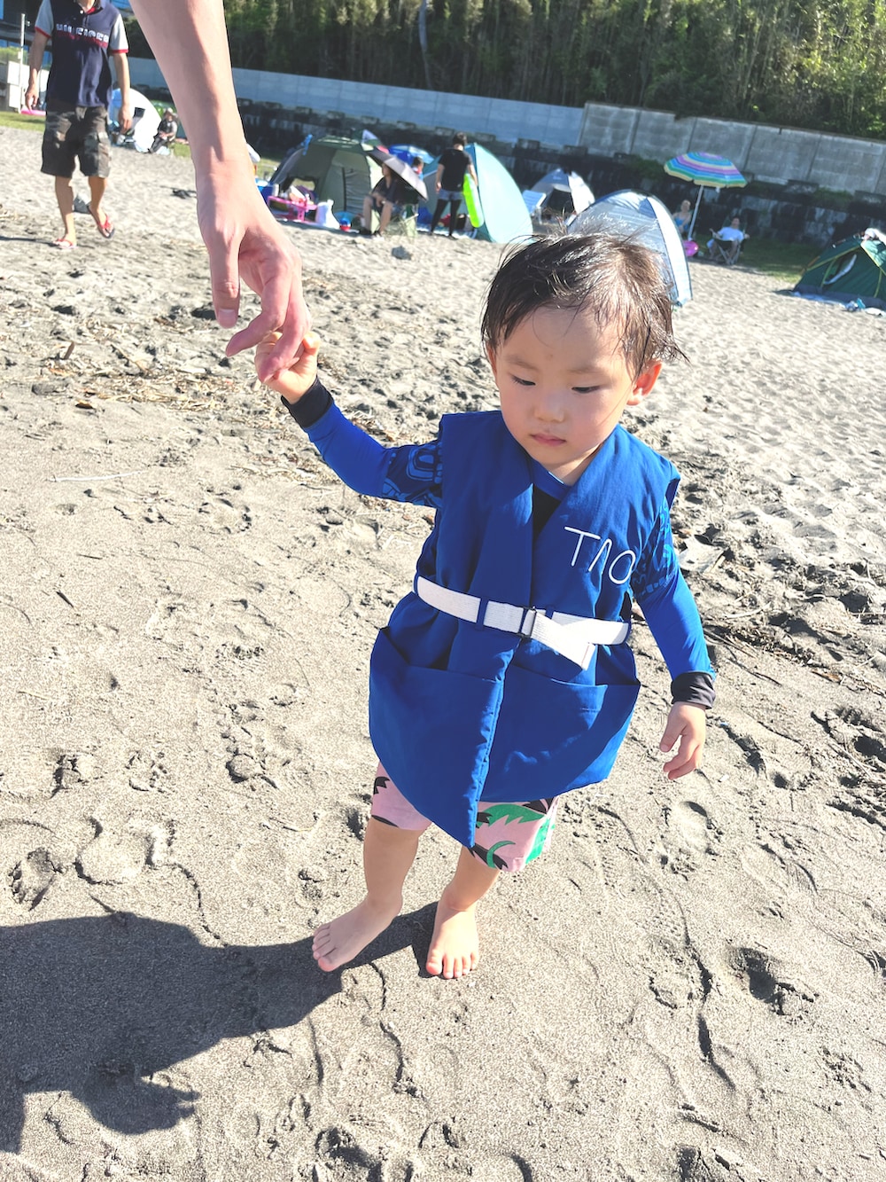「ベスト、キッズファッション、2歳、夏コーデ、海、海コーデ、カジュアル、カラーコーデ、ラッシュガード、ライフジャケット」｜「The animals observatoryのアイテム（スイムグッズ、ブルー系）」を使った、tao2020さん（キッズ・80cm）の夏コーディネートの3枚目の写真