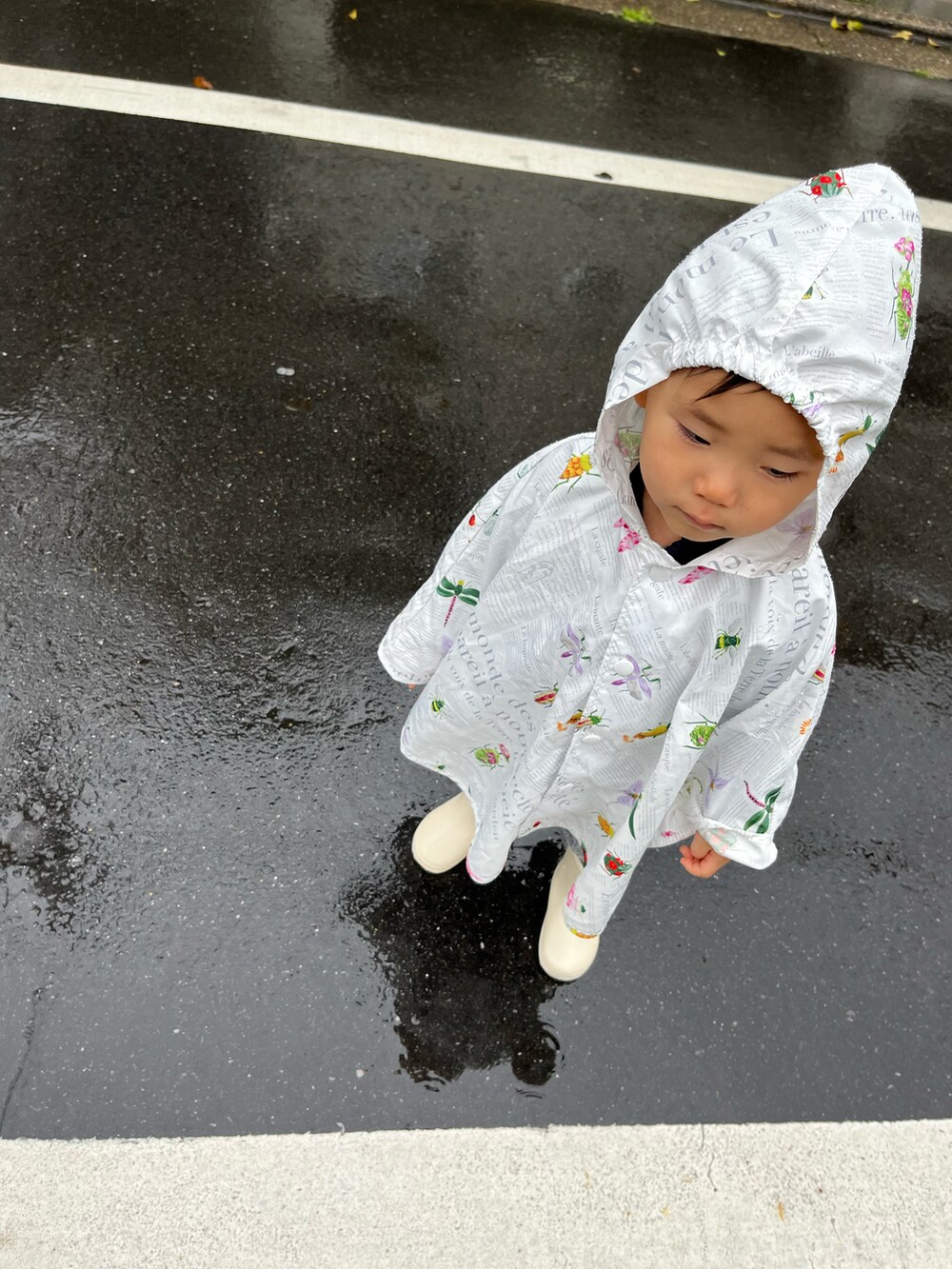 「ootd、男の子、カジュアルコーデ、おとこのこ、雨の日コーデ、長靴、kids、2歳、80cm」｜「INSECT COLLECTIONのアイテム（ポンチョ、ホワイト系）」を使った、tao2020さん（キッズ・80cm）の春コーディネートの2枚目の写真