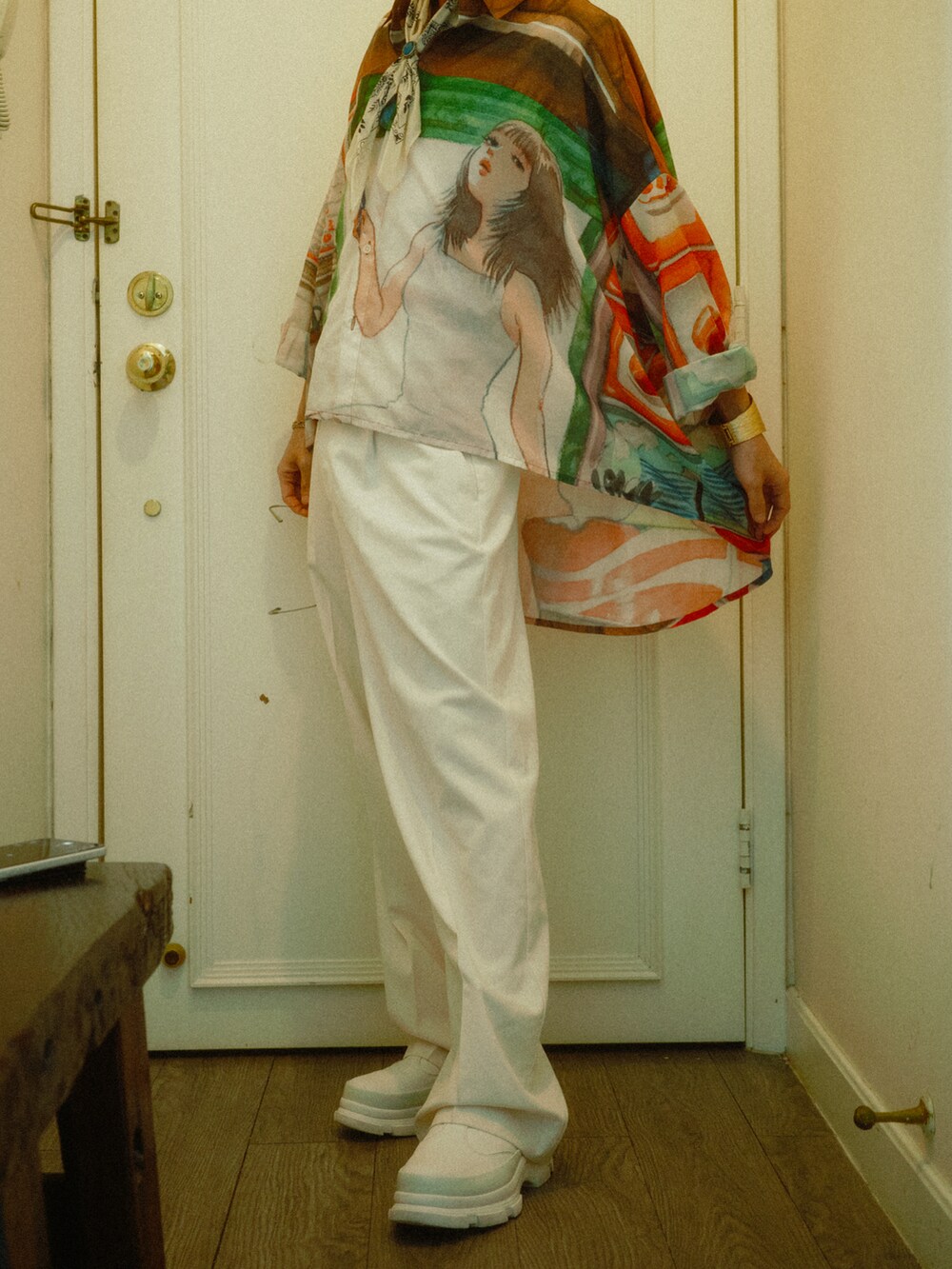 ホワイト系のパンツ、ホワイト系のブーツ、その他のトップスを着用したメンズの秋コーディネートの2枚目の写真