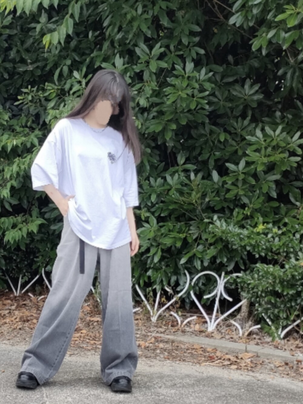 ブラック系のデニムパンツ、ホワイト系のTシャツ/カットソーを着用したレディースの夏コーディネートの4枚目の写真