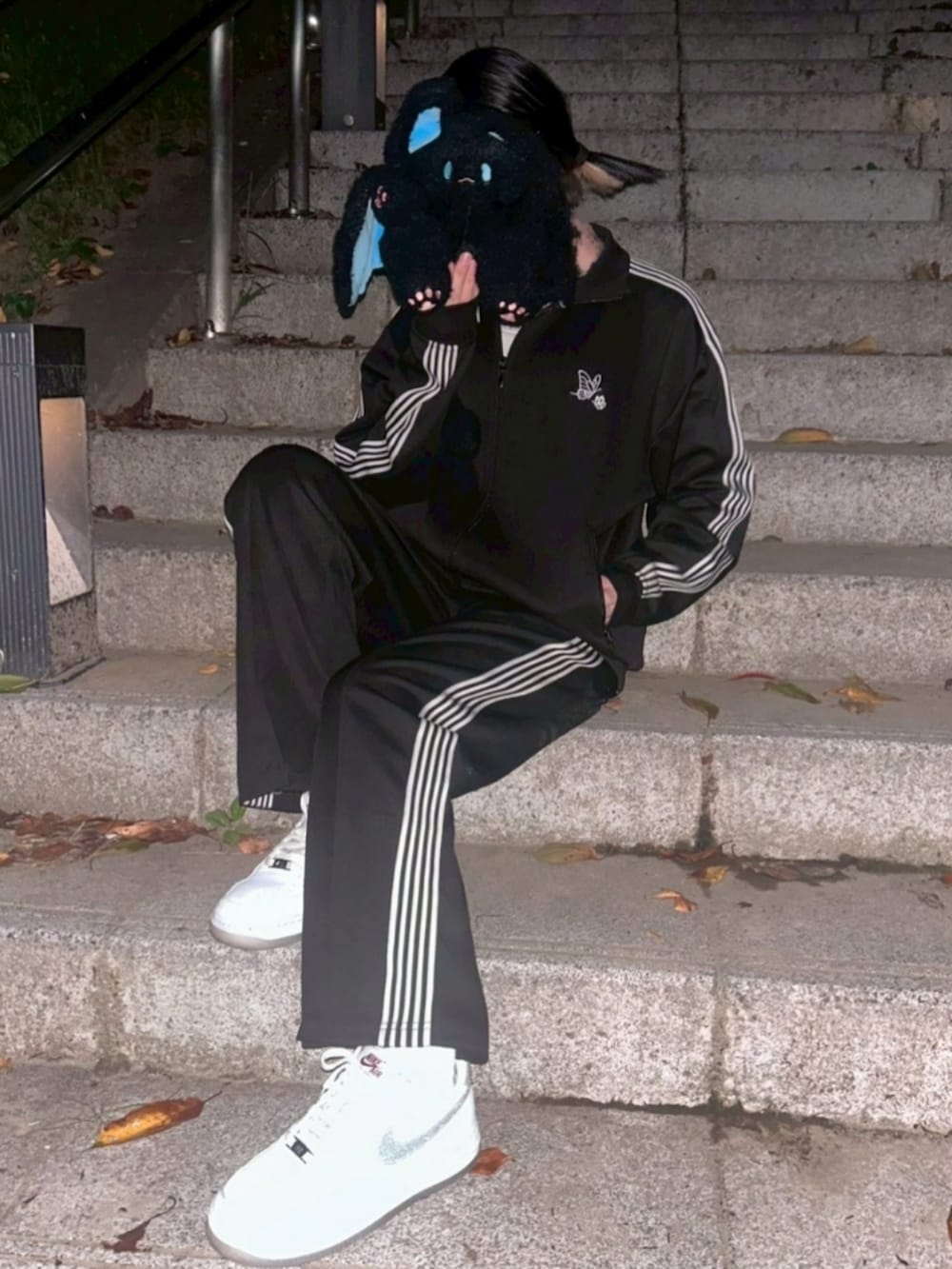 ブラック系のジャージ、ブラック系のその他パンツ、ホワイト系のスニーカーを着用したレディースの秋コーディネートの2枚目の写真