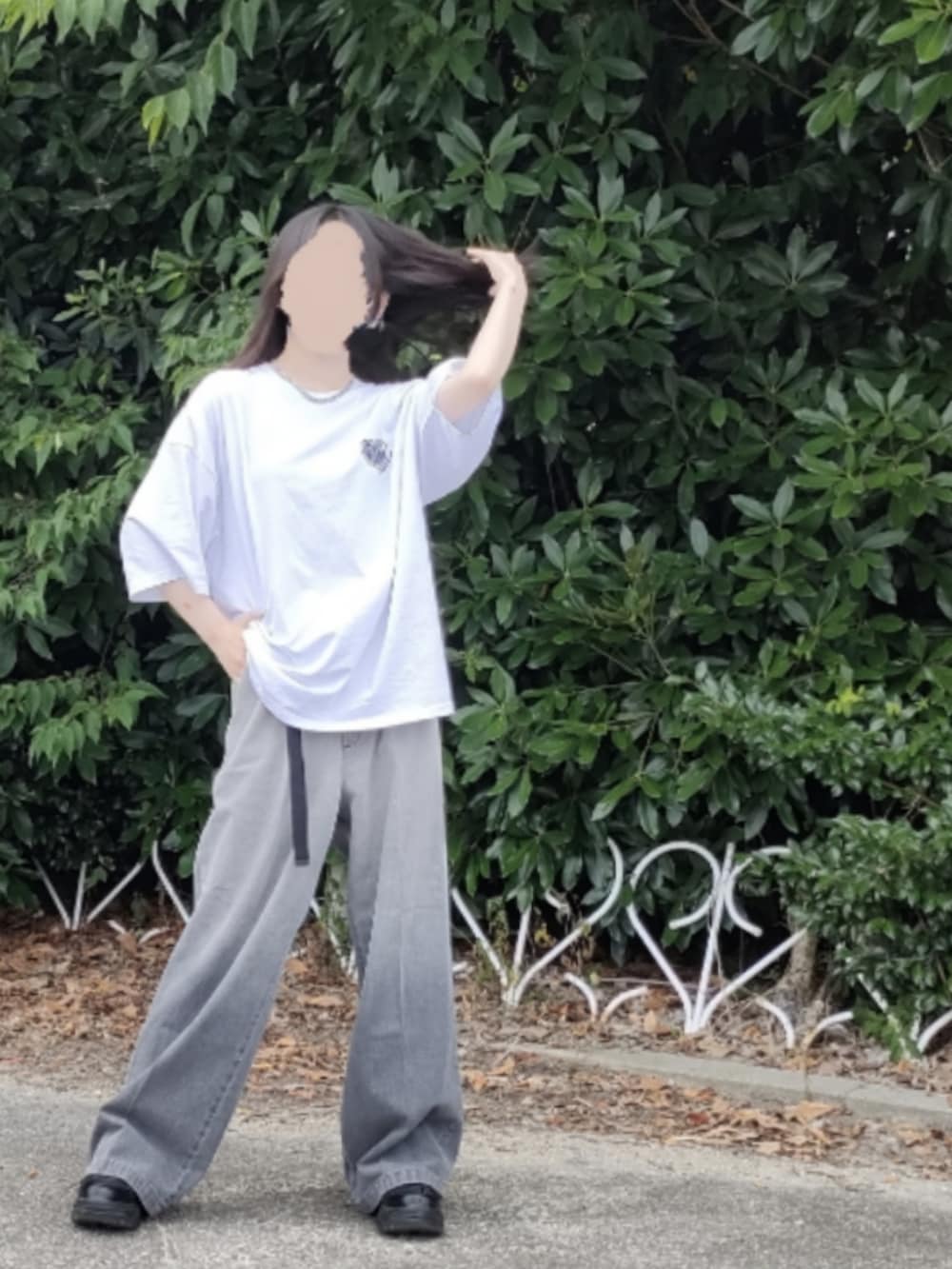 ブラック系のデニムパンツ、ホワイト系のTシャツ/カットソーを着用したレディースの夏コーディネートの3枚目の写真