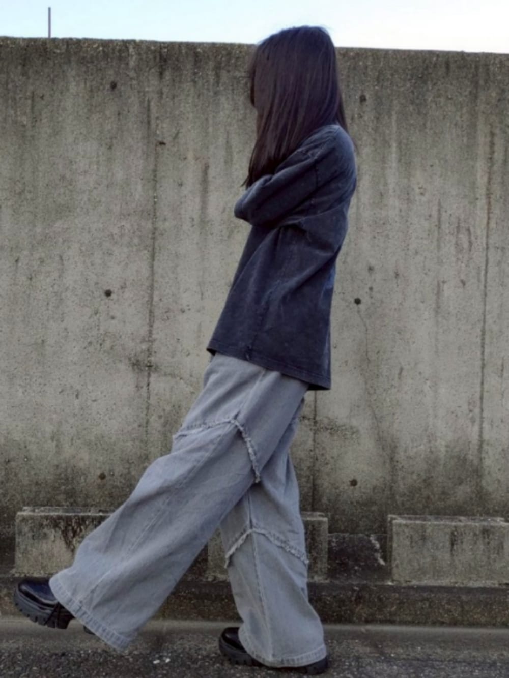 ブラック系のTシャツ/カットソー、グレー系のデニムパンツを着用したレディースの夏コーディネートの3枚目の写真