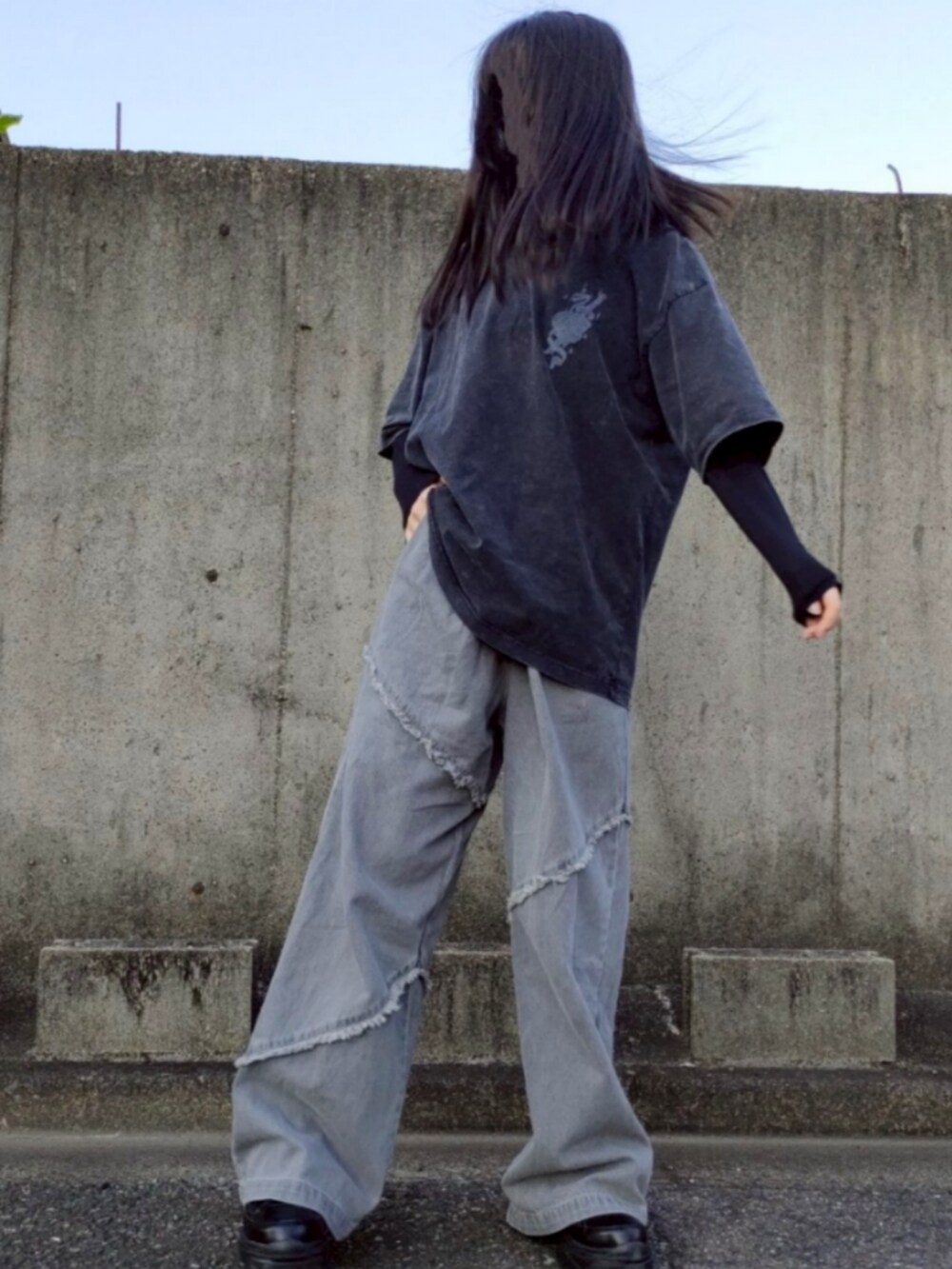 ブラック系のTシャツ/カットソー、グレー系のデニムパンツを着用したレディースの夏コーディネートの2枚目の写真