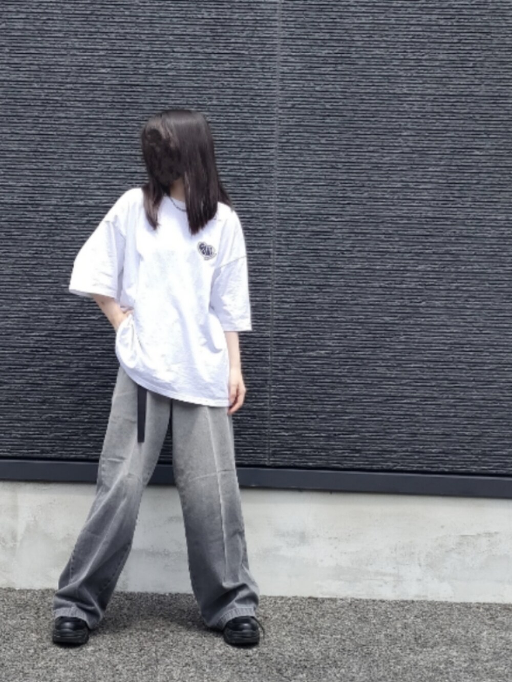 ブラック系のデニムパンツ、ホワイト系のTシャツ/カットソーを着用したレディースの夏コーディネートの2枚目の写真