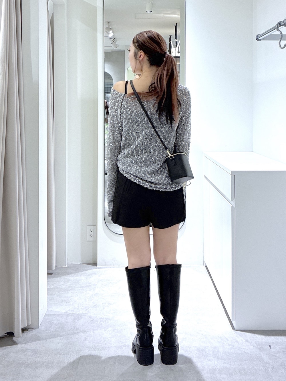 ブラック系のブーツ、ブラック系のその他パンツ、ブラック系のショルダーバッグを着用したレディースの秋コーディネートの7枚目の写真