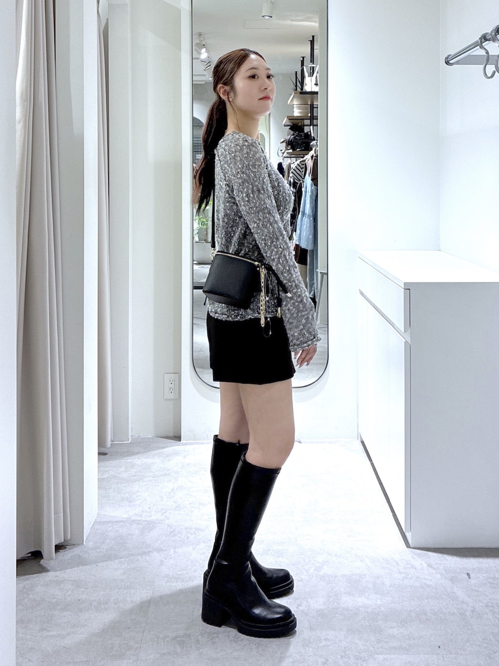 ブラック系のブーツ、ブラック系のその他パンツ、ブラック系のショルダーバッグを着用したレディースの秋コーディネートの4枚目の写真