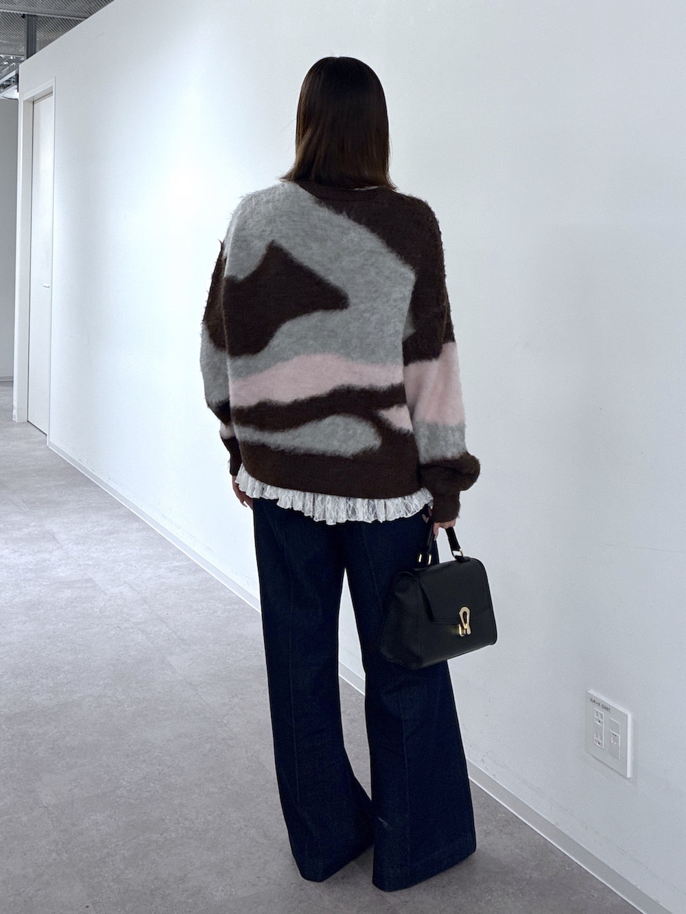 ブラウン系のTシャツ/カットソー、ブルー系のデニムパンツ、ホワイト系のトートバッグを着用したレディースの秋コーディネートの4枚目の写真