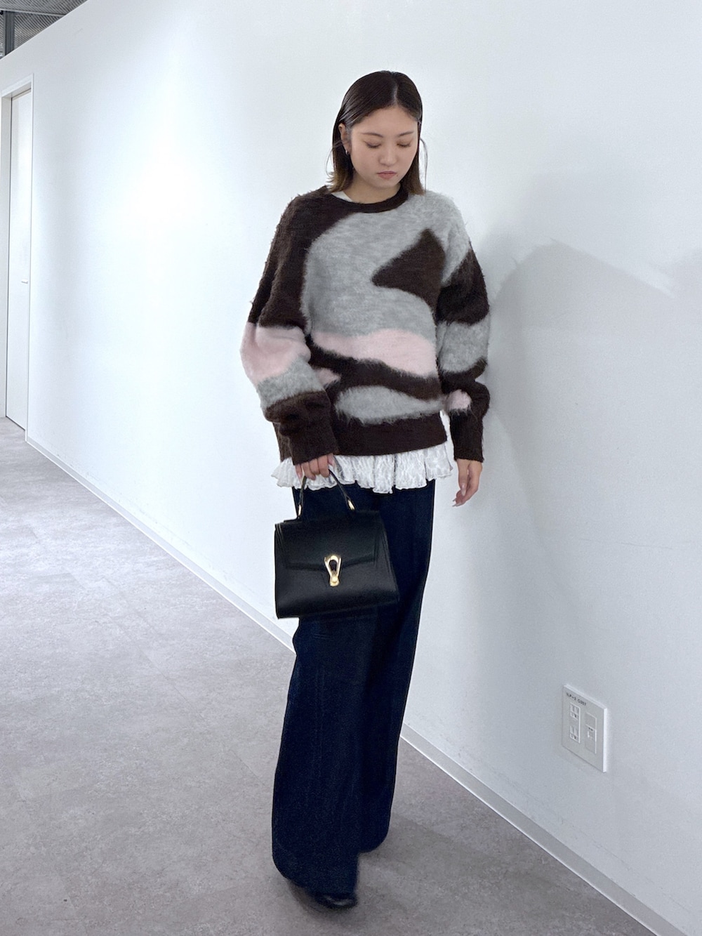 ブラウン系のTシャツ/カットソー、ブルー系のデニムパンツ、ホワイト系のトートバッグを着用したレディースの秋コーディネートの2枚目の写真