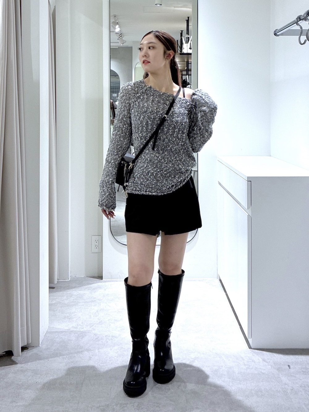 ブラック系のブーツ、ブラック系のその他パンツ、ブラック系のショルダーバッグを着用したレディースの秋コーディネートの2枚目の写真