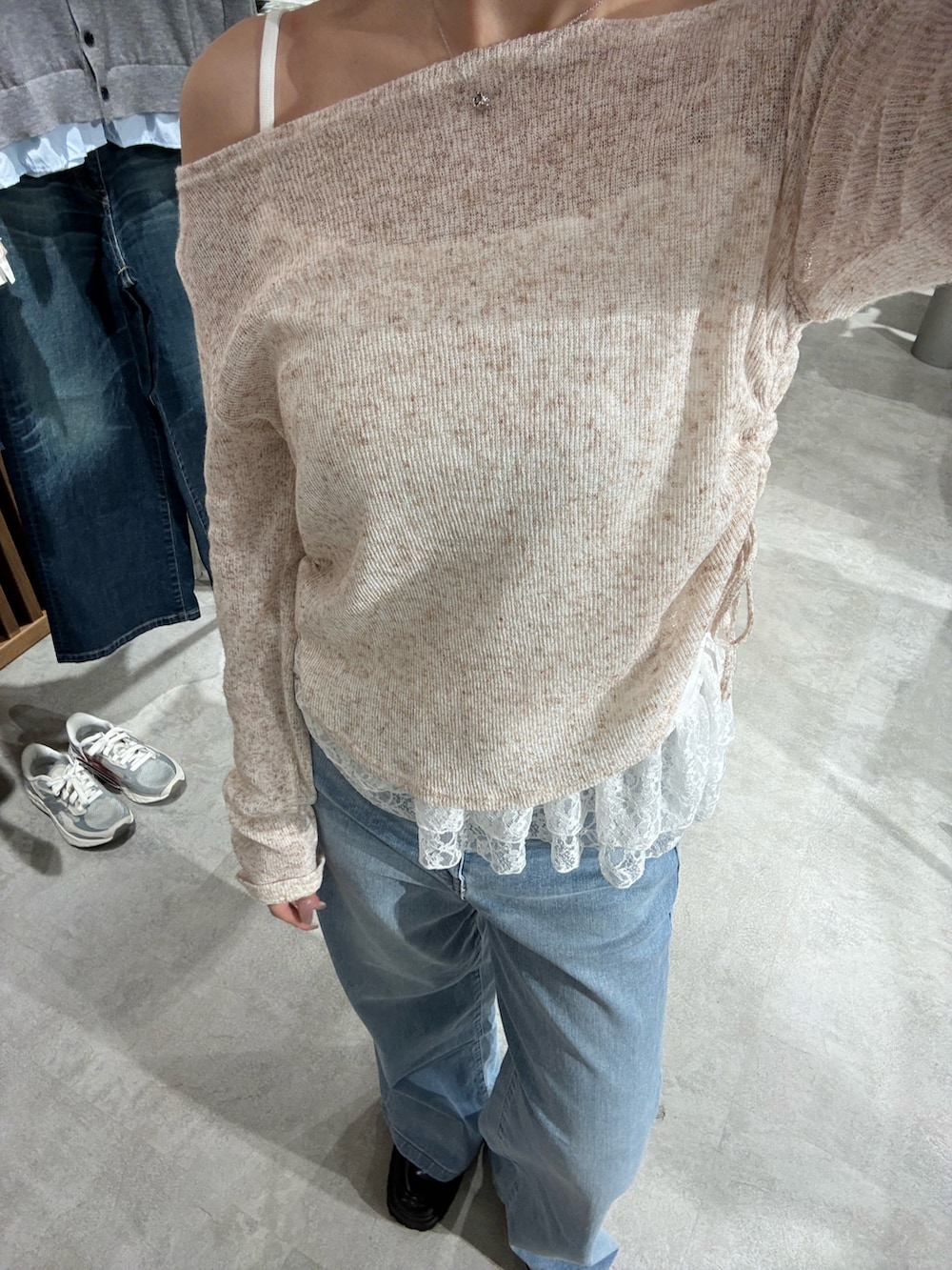 ブルー系のデニムパンツ、ブラウン系のTシャツ/カットソー、ブラック系のショルダーバッグを着用したレディースの春コーディネートの2枚目の写真