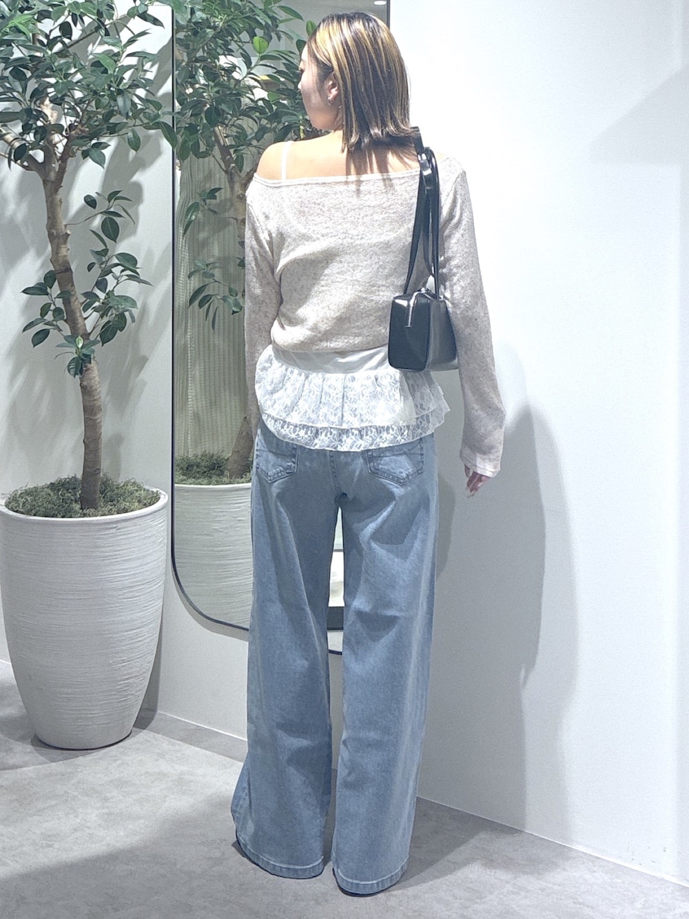 ブルー系のデニムパンツ、ブラウン系のTシャツ/カットソー、ブラック系のショルダーバッグを着用したレディースの春コーディネートの6枚目の写真