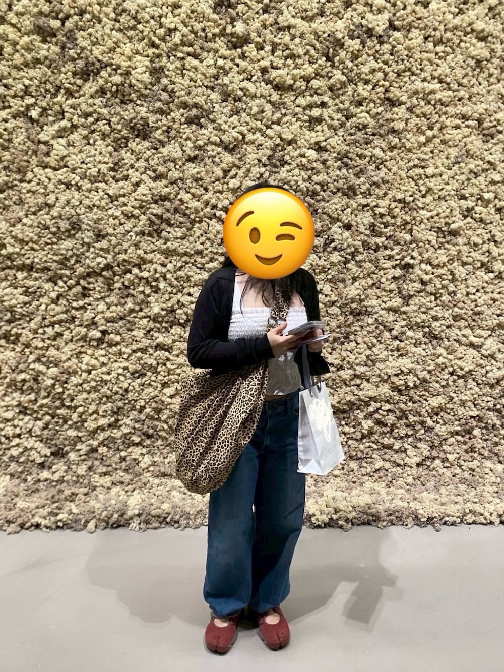 ホワイト系のチューブトップ、ブラック系のニット/セーター、その他のバッグを着用したレディースの秋コーディネートの2枚目の写真