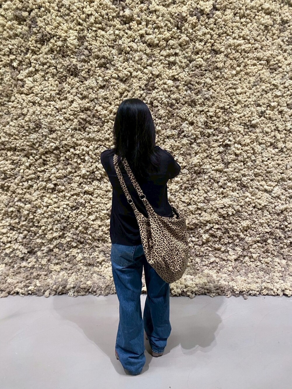 ホワイト系のチューブトップ、ブラック系のニット/セーター、その他のバッグを着用したレディースの秋コーディネートの3枚目の写真