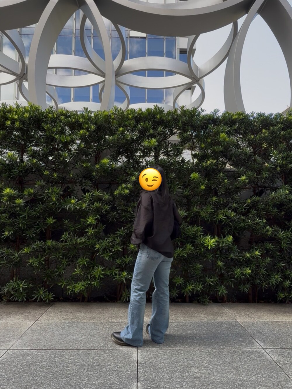 ブルー系のデニムパンツ、ブラック系のバレエシューズ、ブラック系のハンドバッグを着用したレディースの秋コーディネートの4枚目の写真