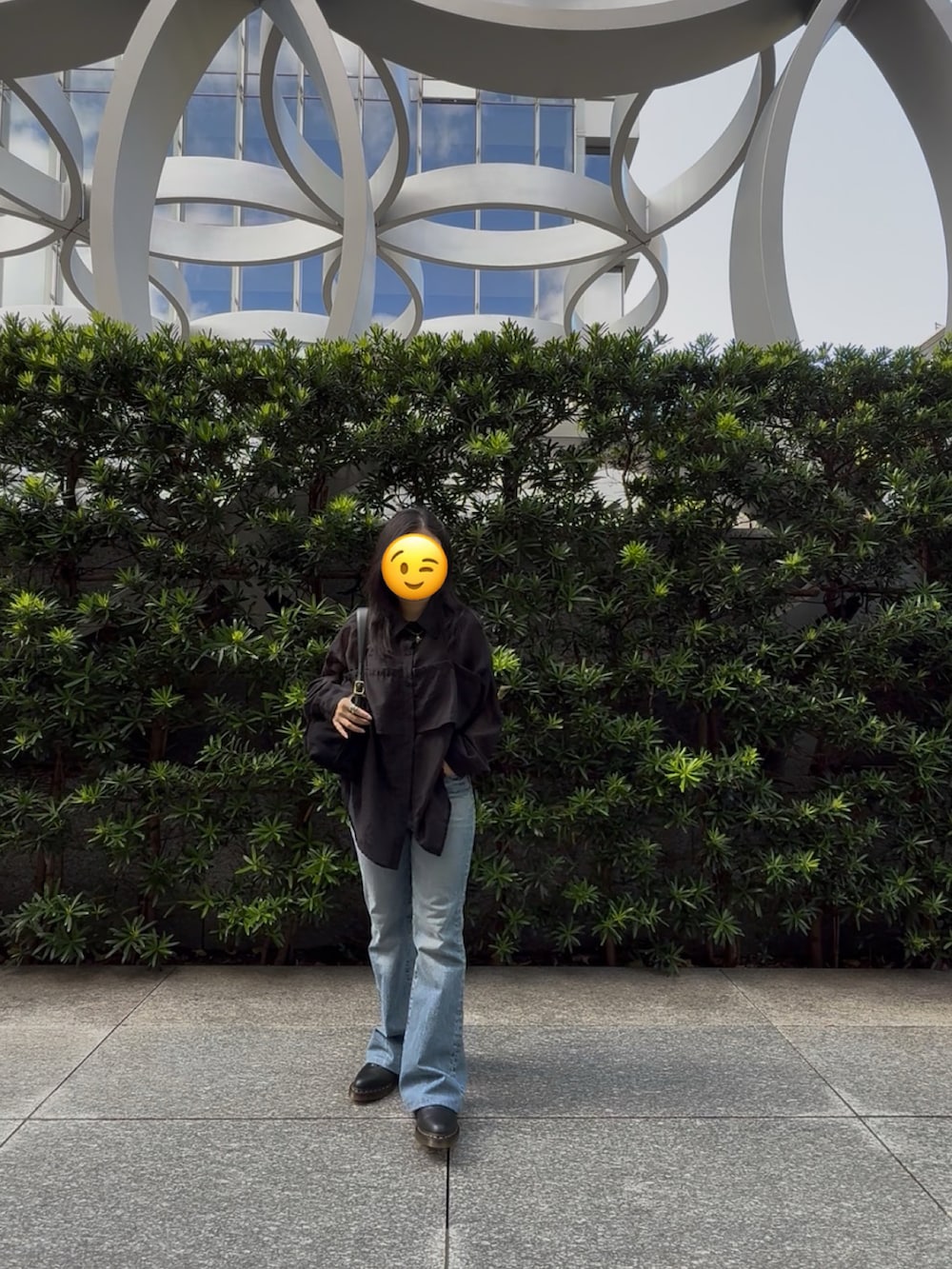 ブルー系のデニムパンツ、ブラック系のバレエシューズ、ブラック系のハンドバッグを着用したレディースの秋コーディネートの2枚目の写真