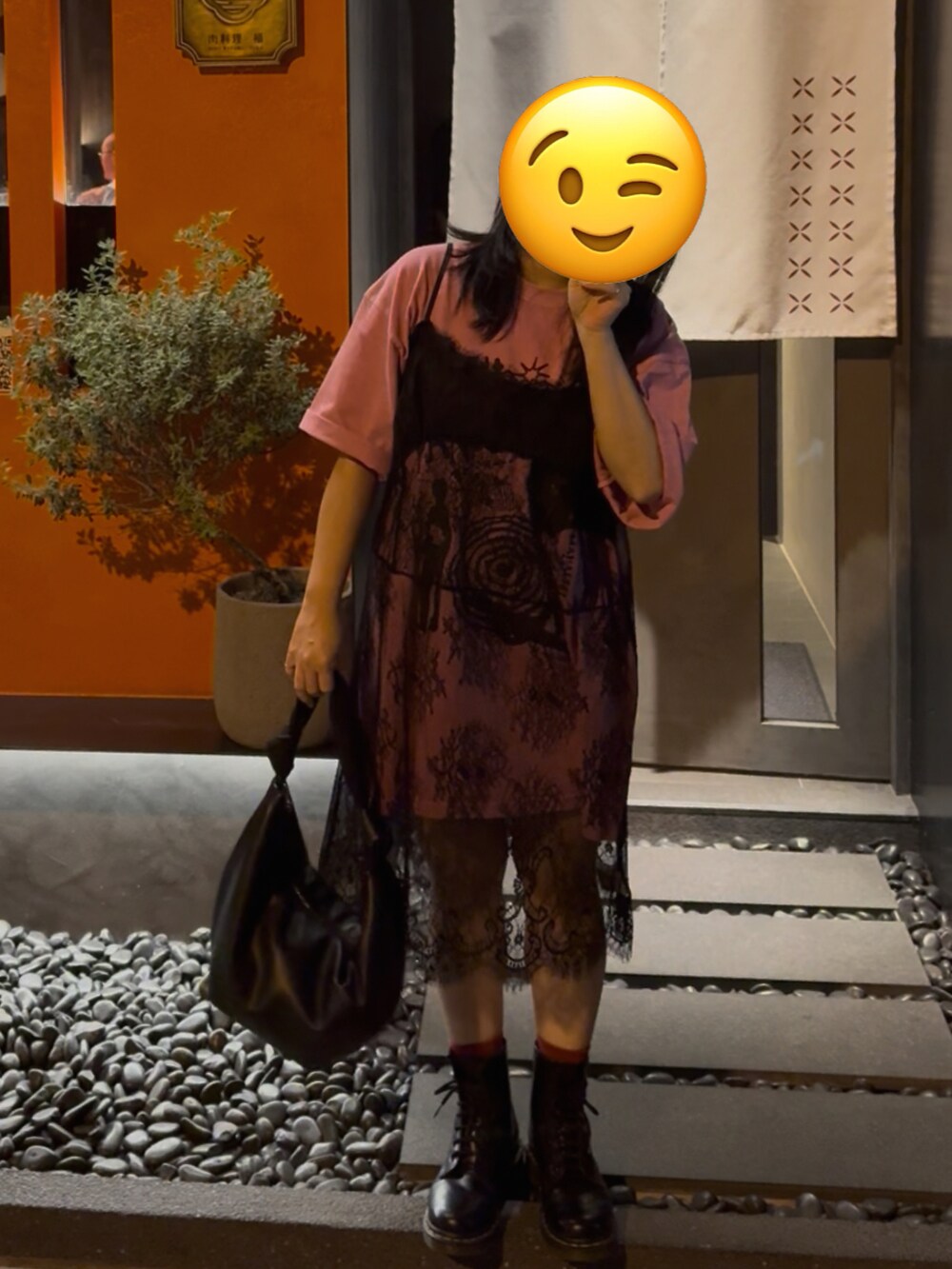 ピンク系のTシャツ/カットソー、ブラック系のワンピース、ブラック系のブーツを着用したレディースの夏コーディネートの3枚目の写真