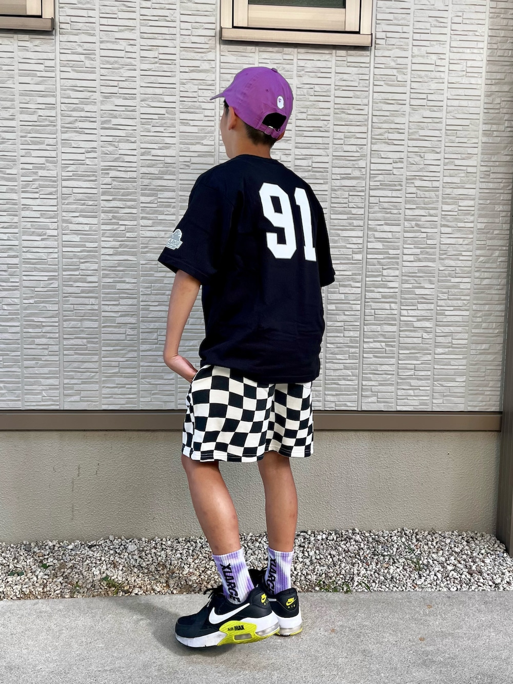 ブラック系のその他パンツ、ブラック系のTシャツ/カットソー、ブラック系のスニーカーを着用したキッズの夏コーディネートの4枚目の写真