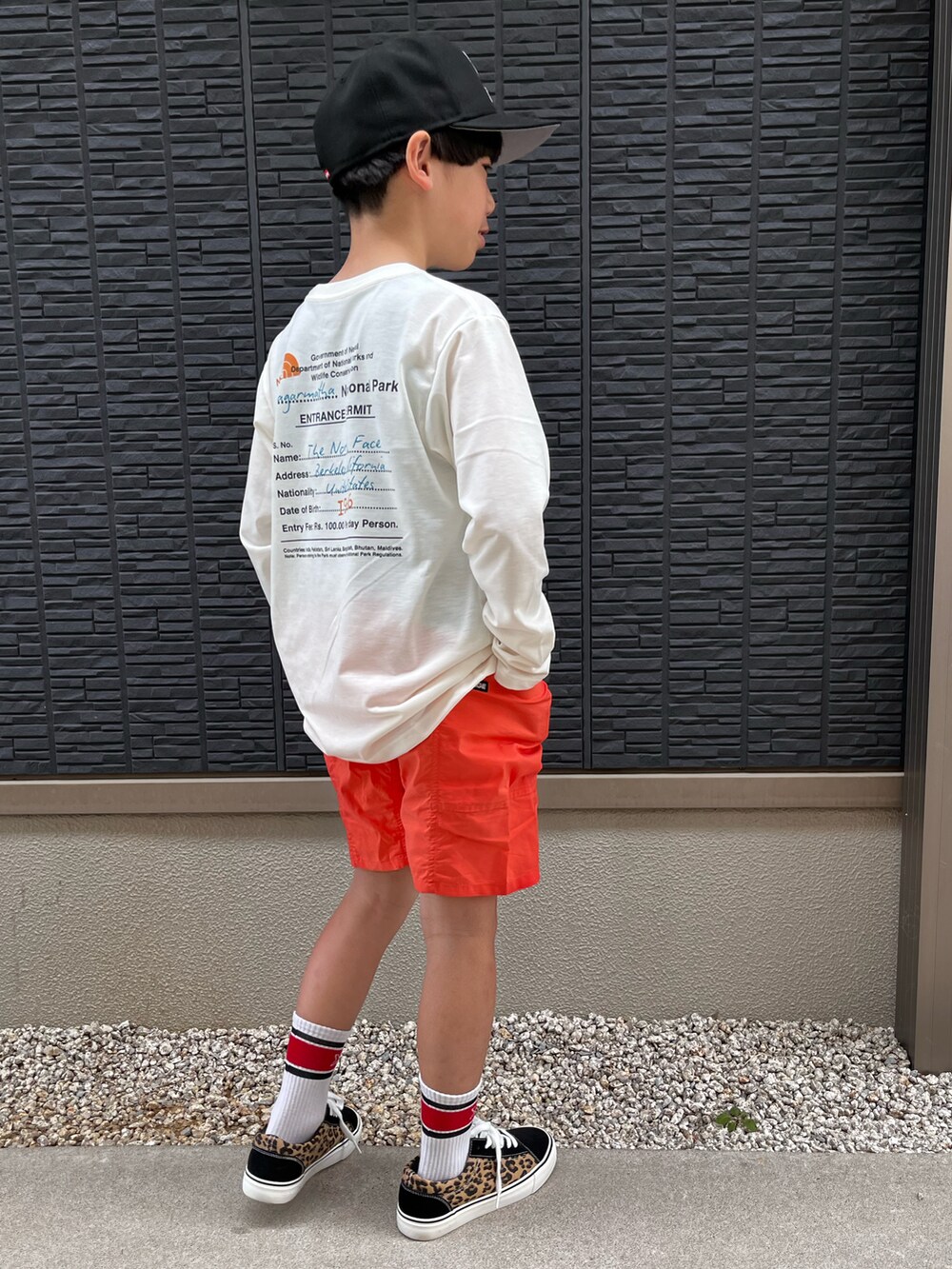 「春夏コーデ、ロンT、THE NORTH FACE、キャップ、ショートパンツ、お出かけコーデ、ビタミンカラー、オレンジ、オレンジデイズ、ストリート、カジュアルコーデ、レオパード、休日スタイル」｜「Supreme のアイテム（キャップ、ブラック系）」を使った、kanaさん（キッズ・137cm）の春コーディネートの4枚目の写真