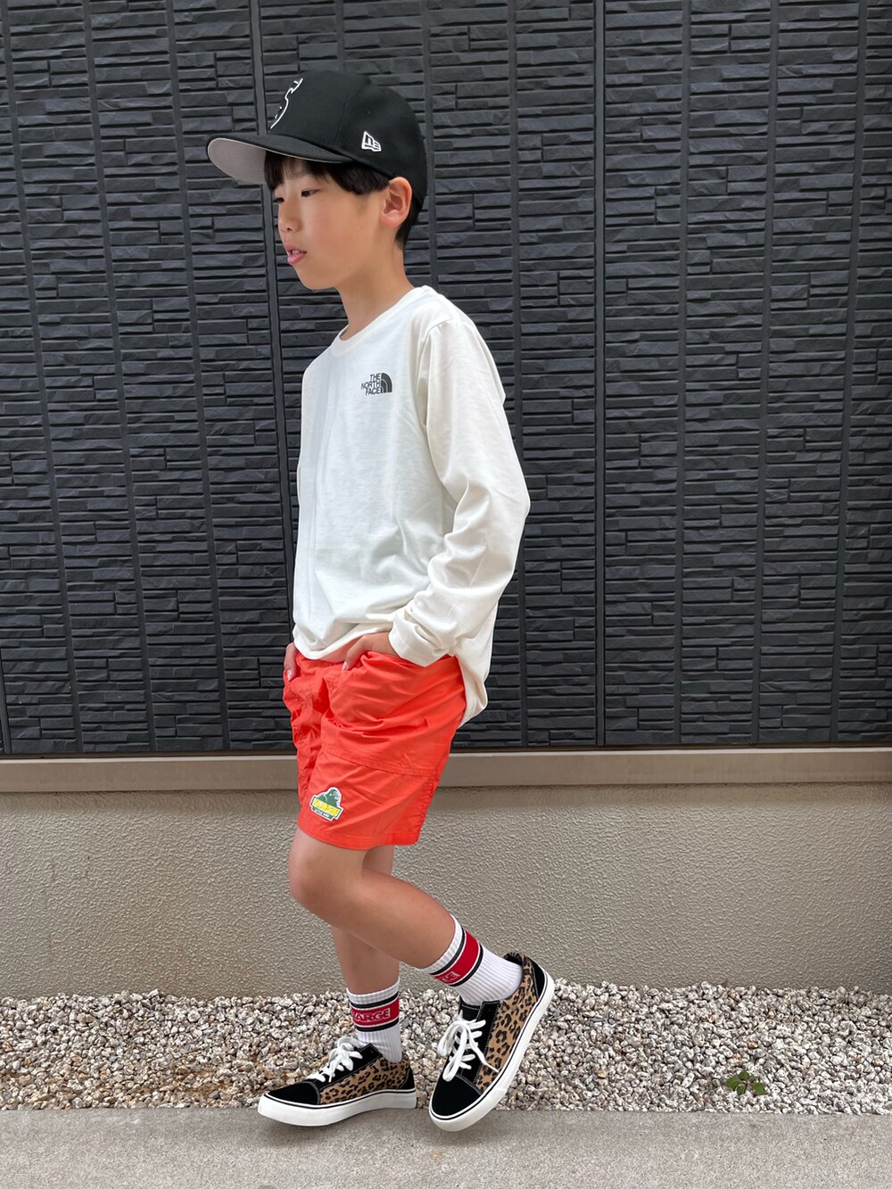 「春夏コーデ、ロンT、THE NORTH FACE、キャップ、ショートパンツ、お出かけコーデ、ビタミンカラー、オレンジ、オレンジデイズ、ストリート、カジュアルコーデ、レオパード、休日スタイル」｜「Supreme のアイテム（キャップ、ブラック系）」を使った、kanaさん（キッズ・137cm）の春コーディネートの2枚目の写真