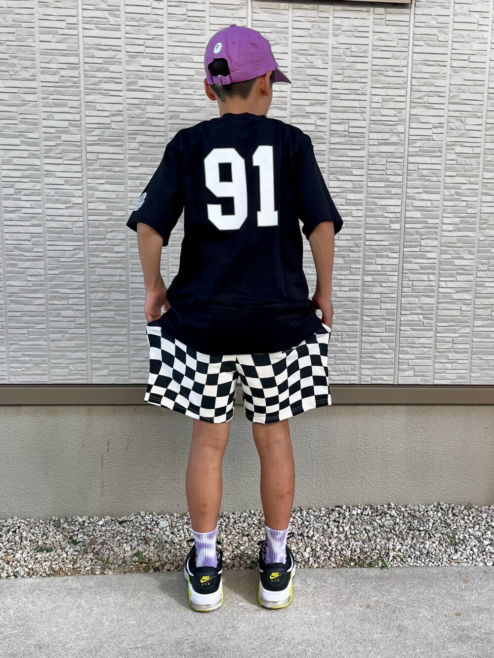 ブラック系のその他パンツ、ブラック系のTシャツ/カットソー、ブラック系のスニーカーを着用したキッズの夏コーディネートの2枚目の写真