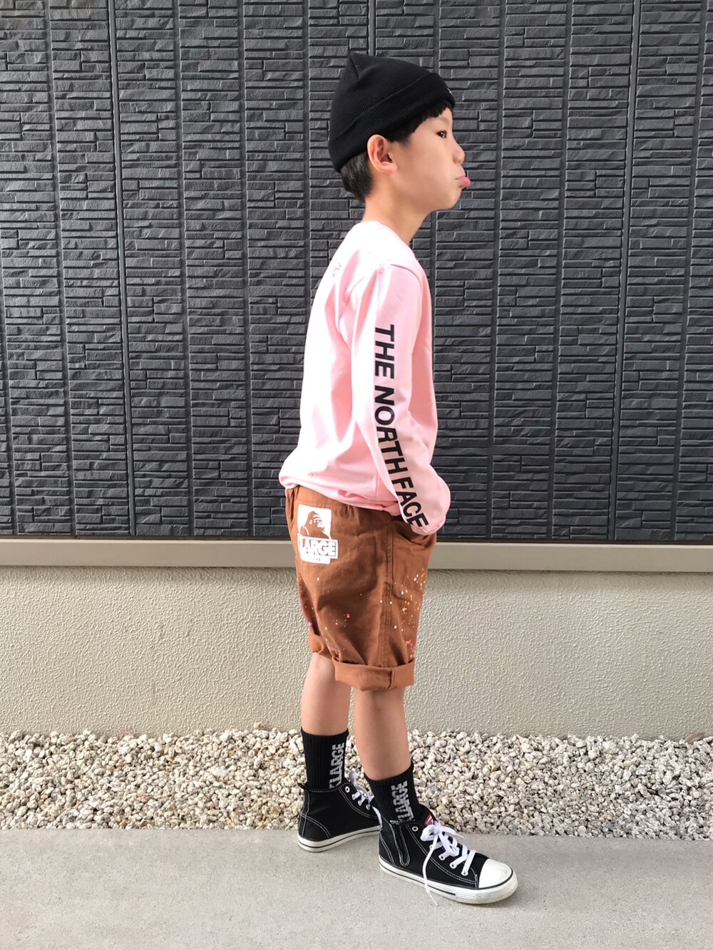 「ごきげんウィーク、ピンク、春夏コーデ、休日スタイル、ペイント、ハーフパンツ、THE NORTH FACE、XLARGE KIDS、カジュアルコーデ、ストリート、ZOZOKIDSDAY、ロゴT、ハイカットスニーカー、ニット帽、古着MIX」｜「X-girl Stagesのロゴニットキャップ（ニットキャップ/ビーニー、ブラック系）」を使った、kanaさん（キッズ・126cm）の春コーディネートの2枚目の写真