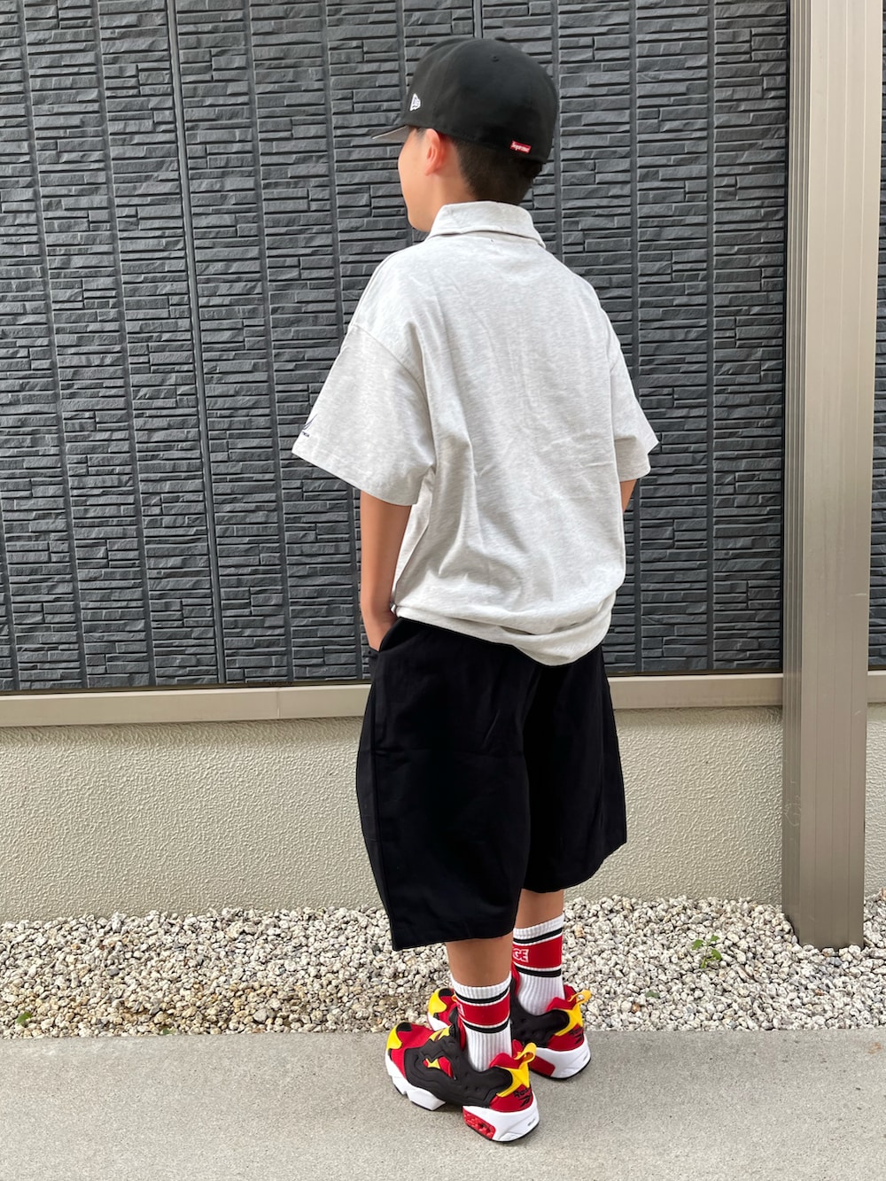 グレー系のTシャツ/カットソー、ブラック系のその他パンツ、レッド系のスニーカーを着用したキッズの夏コーディネートの3枚目の写真