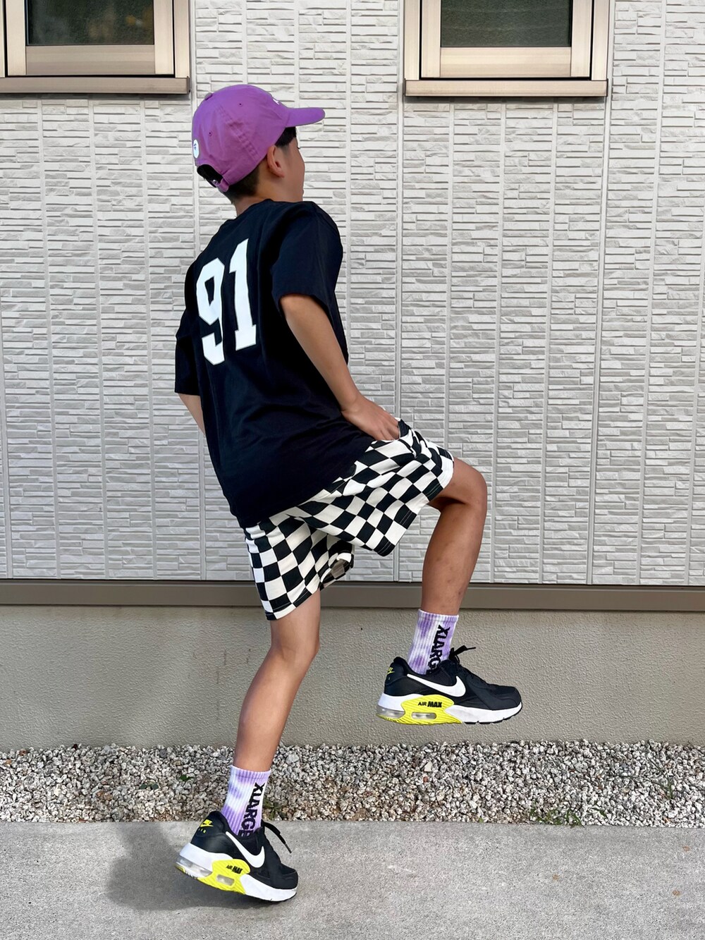 ブラック系のその他パンツ、ブラック系のTシャツ/カットソー、ブラック系のスニーカーを着用したキッズの夏コーディネートの3枚目の写真