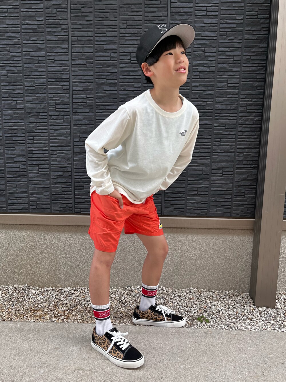 「春夏コーデ、ロンT、THE NORTH FACE、キャップ、ショートパンツ、お出かけコーデ、ビタミンカラー、オレンジ、オレンジデイズ、ストリート、カジュアルコーデ、レオパード、休日スタイル」｜「Supreme のアイテム（キャップ、ブラック系）」を使った、kanaさん（キッズ・137cm）の春コーディネートの3枚目の写真