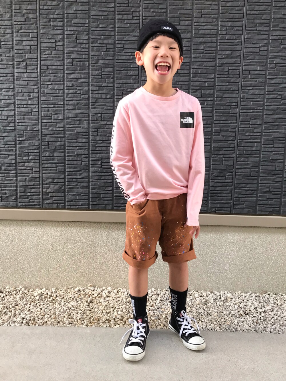 「ごきげんウィーク、ピンク、春夏コーデ、休日スタイル、ペイント、ハーフパンツ、THE NORTH FACE、XLARGE KIDS、カジュアルコーデ、ストリート、ZOZOKIDSDAY、ロゴT、ハイカットスニーカー、ニット帽、古着MIX」｜「X-girl Stagesのロゴニットキャップ（ニットキャップ/ビーニー、ブラック系）」を使った、kanaさん（キッズ・126cm）の春コーディネートの3枚目の写真