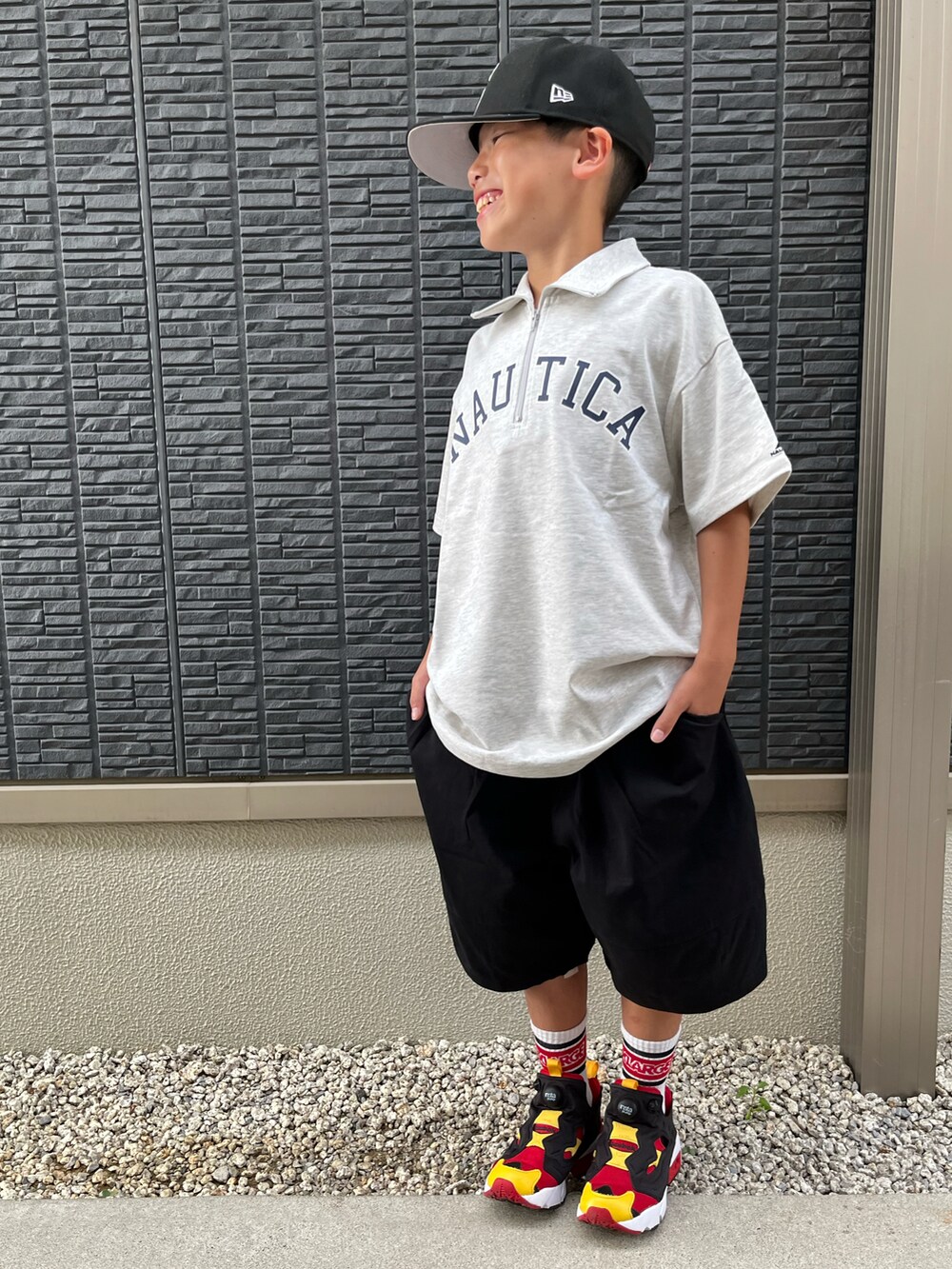 グレー系のTシャツ/カットソー、ブラック系のその他パンツ、レッド系のスニーカーを着用したキッズの夏コーディネートの2枚目の写真