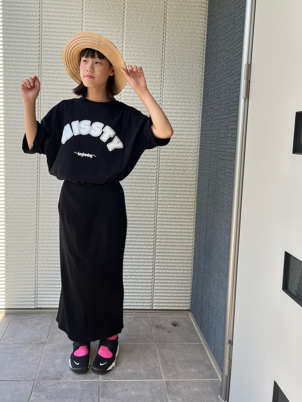 「お出かけコーデ、ブラック、ブラックコーデ、麦わら帽子、エアリフト、ロゴT、ビッグシルエット、タイトスカート、wissty、カジュアル、シンプルコーデ、プチプラ、ロングスカート、スカート、夏コーデ」｜「DAISOのアイテム（帽子、ベージュ系）」を使った、kanaさん（キッズ・156cm）の夏コーディネートの2枚目の写真