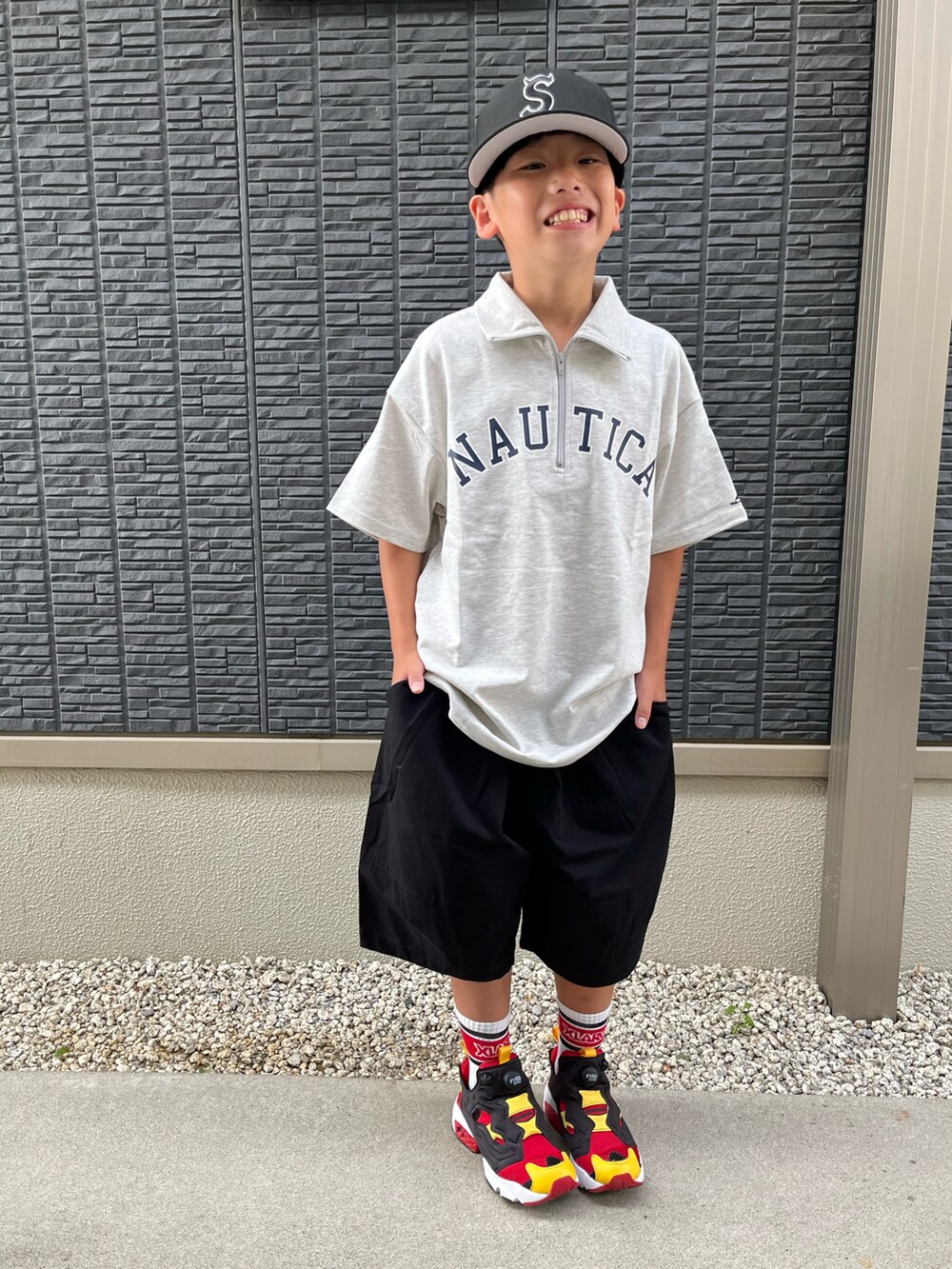 グレー系のTシャツ/カットソー、ブラック系のその他パンツ、レッド系のスニーカーを着用したキッズの夏コーディネートの4枚目の写真