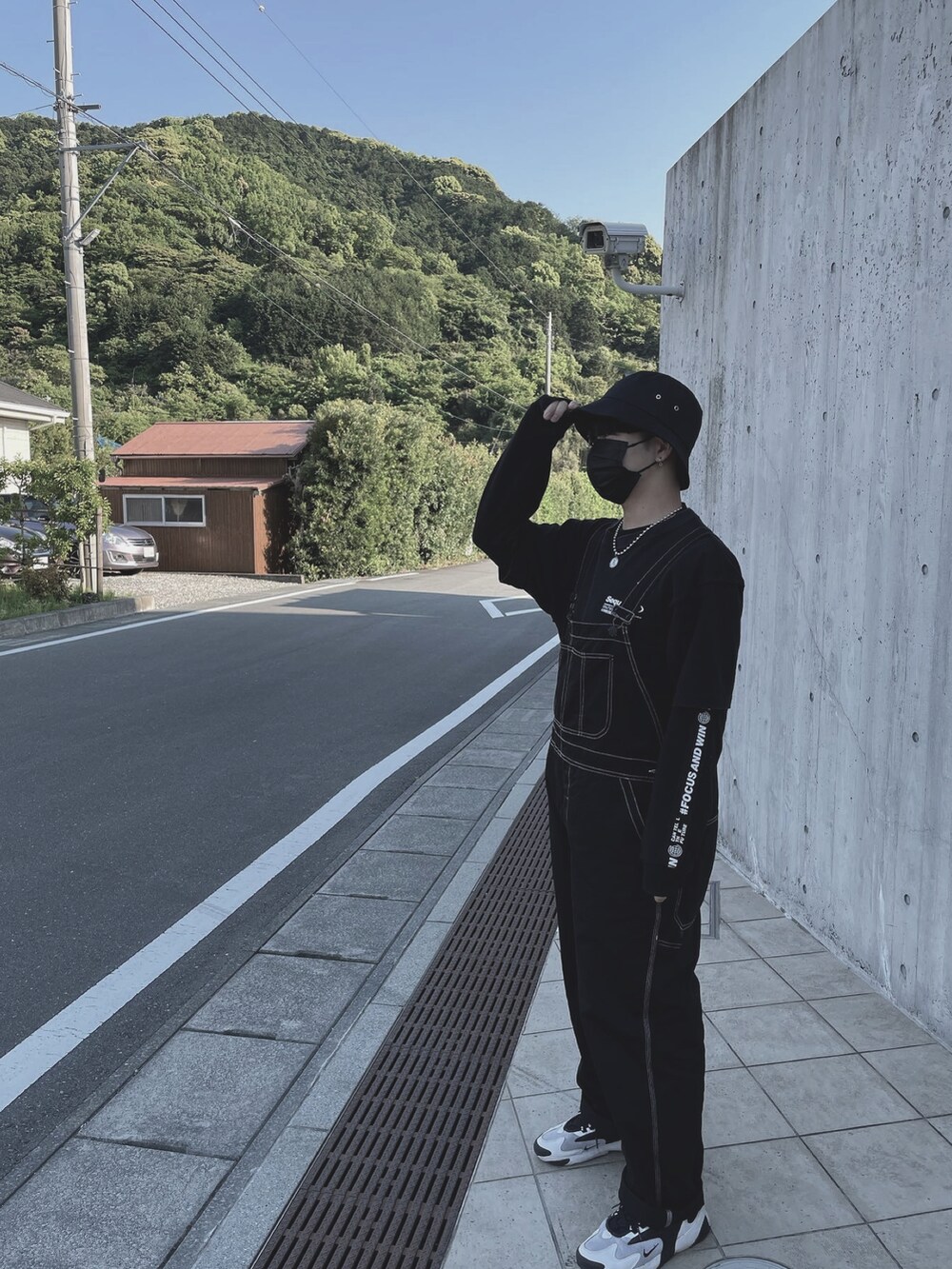 ブラック系のサロペット/オーバーオールを着用したメンズの夏コーディネートの2枚目の写真