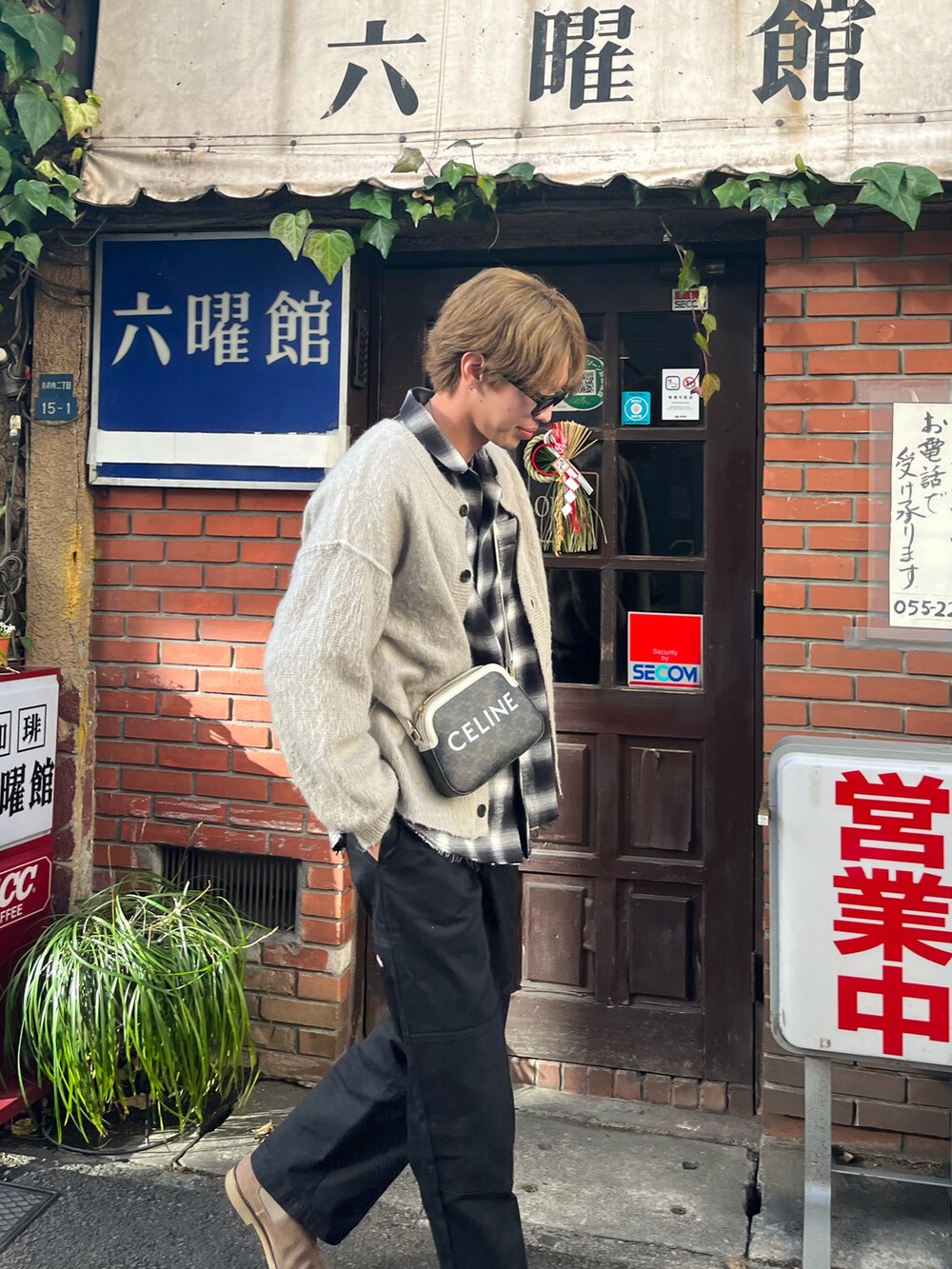 ベージュ系のブーツ、ブラック系のその他パンツ、グレー系のカーディガン/ボレロを着用したメンズの冬コーディネートの3枚目の写真