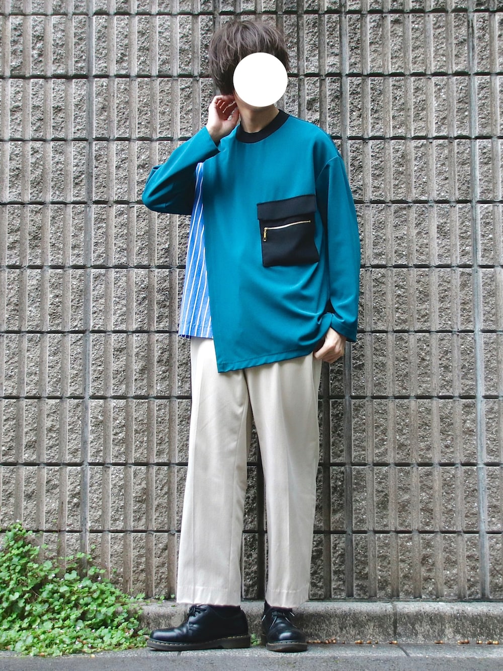 グリーン系のTシャツ/カットソー、ホワイト系のスラックス、ブラック系のドレスシューズを着用したメンズの秋コーディネートの2枚目の写真