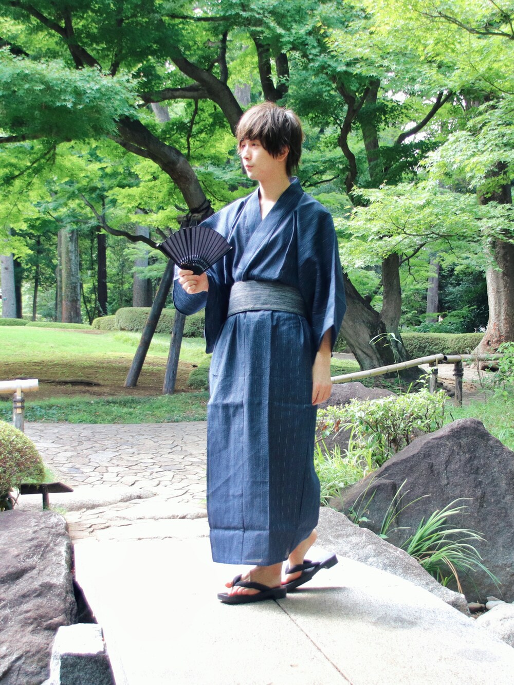 ブルー系の浴衣、ブルー系のその他、グリーン系のその他を着用したメンズの夏コーディネートの2枚目の写真